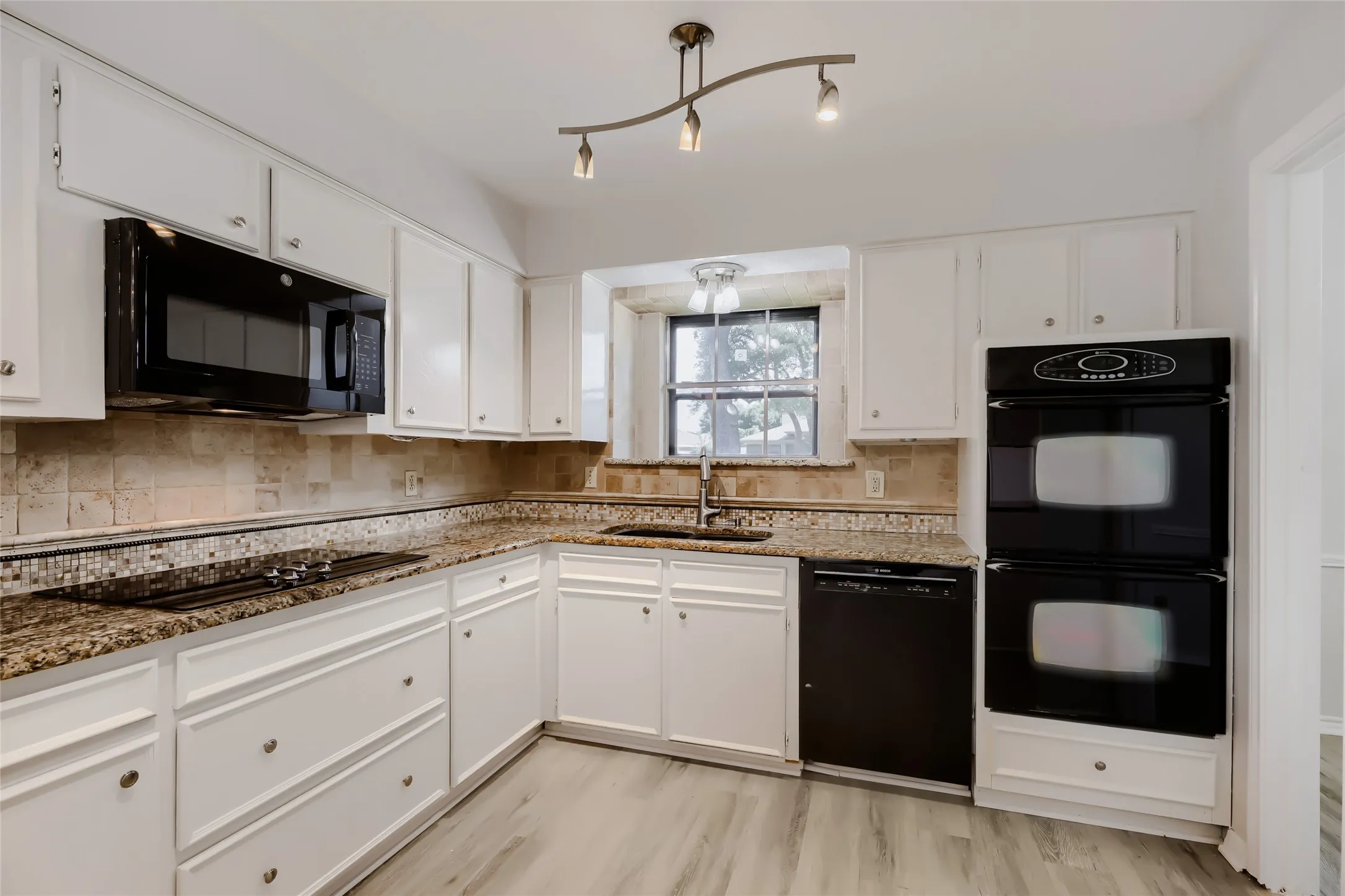 Single Family Residence For Sale in Dallas County , 1202 E Berkeley Drive, Richardson, Texas 75081, 3 Bedroom, 3 Bathroom, 2 Garage spaces, 2,203 Sqft, built in 1977, mls#21163648, Real Estate Agent in Richardson, Homes For Sale in Dallas county, Homes For Sale in Richardson, Realtor in Richardson Texas, Real Estate Brokerage Independent Realty Texas, Luminita Cordes Realtor