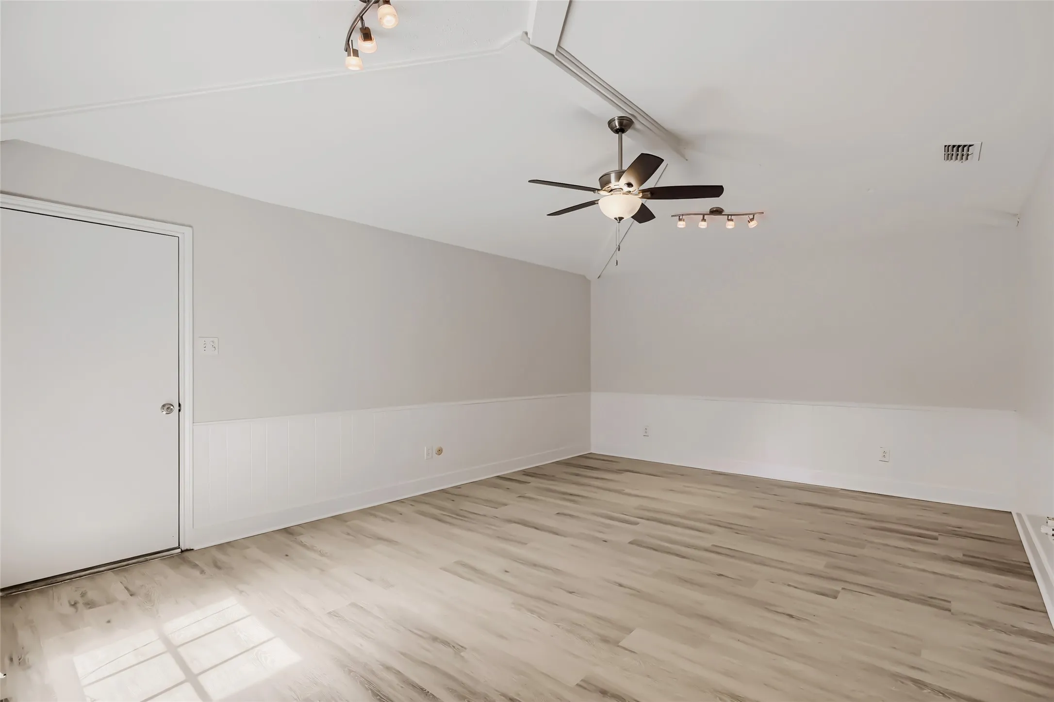 Single Family Residence For Sale in Dallas County , 1202 E Berkeley Drive, Richardson, Texas 75081, 3 Bedroom, 3 Bathroom, 2 Garage spaces, 2,203 Sqft, built in 1977, mls#21163648, Real Estate Agent in Richardson, Homes For Sale in Dallas county, Homes For Sale in Richardson, Realtor in Richardson Texas, Real Estate Brokerage Independent Realty Texas, Luminita Cordes Realtor
