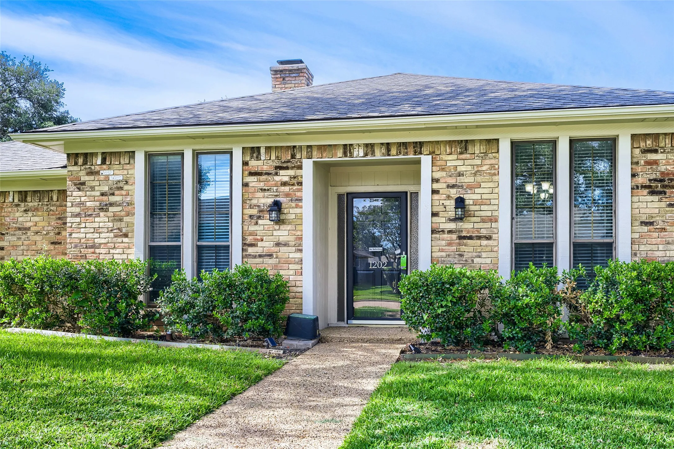 Single Family Residence For Sale in Dallas County , 1202 E Berkeley Drive, Richardson, Texas 75081, 3 Bedroom, 3 Bathroom, 2 Garage spaces, 2,203 Sqft, built in 1977, mls#21163648, Real Estate Agent in Richardson, Homes For Sale in Dallas county, Homes For Sale in Richardson, Realtor in Richardson Texas, Real Estate Brokerage Independent Realty Texas, Luminita Cordes Realtor