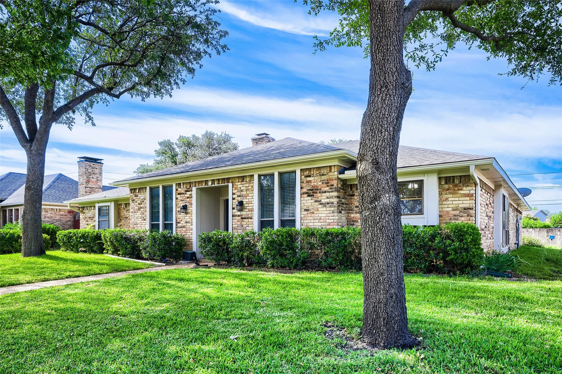 Single Family Residence For Sale in Dallas County , 1202 E Berkeley Drive, Richardson, Texas 75081, 3 Bedroom, 3 Bathroom, 2 Garage spaces, 2,203 Sqft, built in 1977, mls#21163648, Real Estate Agent in Richardson, Homes For Sale in Dallas county, Homes For Sale in Richardson, Realtor in Richardson Texas, Real Estate Brokerage Independent Realty Texas, Luminita Cordes Realtor
