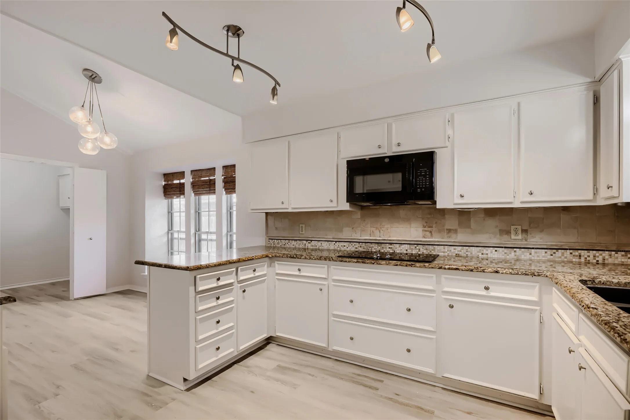 Single Family Residence For Sale in Dallas County , 1202 E Berkeley Drive, Richardson, Texas 75081, 3 Bedroom, 3 Bathroom, 2 Garage spaces, 2,203 Sqft, built in 1977, mls#21163648, Real Estate Agent in Richardson, Homes For Sale in Dallas county, Homes For Sale in Richardson, Realtor in Richardson Texas, Real Estate Brokerage Independent Realty Texas, Luminita Cordes Realtor