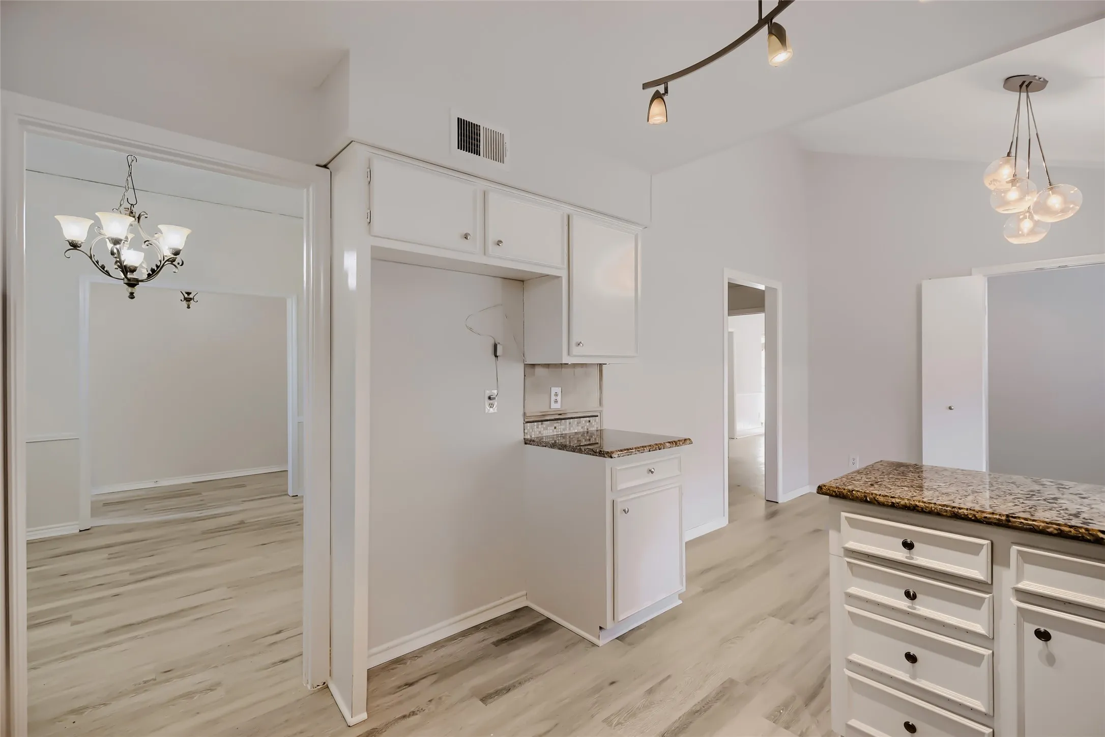 Single Family Residence For Sale in Dallas County , 1202 E Berkeley Drive, Richardson, Texas 75081, 3 Bedroom, 3 Bathroom, 2 Garage spaces, 2,203 Sqft, built in 1977, mls#21163648, Real Estate Agent in Richardson, Homes For Sale in Dallas county, Homes For Sale in Richardson, Realtor in Richardson Texas, Real Estate Brokerage Independent Realty Texas, Luminita Cordes Realtor