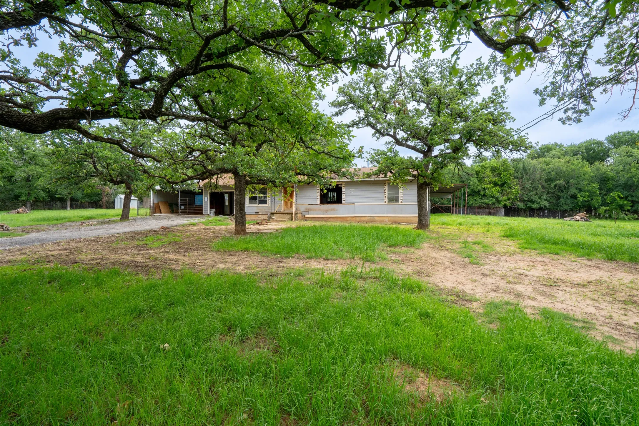 Mobile Home For Sale in Tarrant County , 10680 Liberty School Road, Azle, Texas 76020, 3 Bedroom, 1 Bathroom, Garage spaces, 1,176 Sqft, built in 1961, mls#21265217, Real Estate Agent in Azle, Homes For Sale in Tarrant county, Homes For Sale in Azle, Realtor in Azle Texas, Real Estate Brokerage Independent Realty Texas, Luminita Cordes Realtor