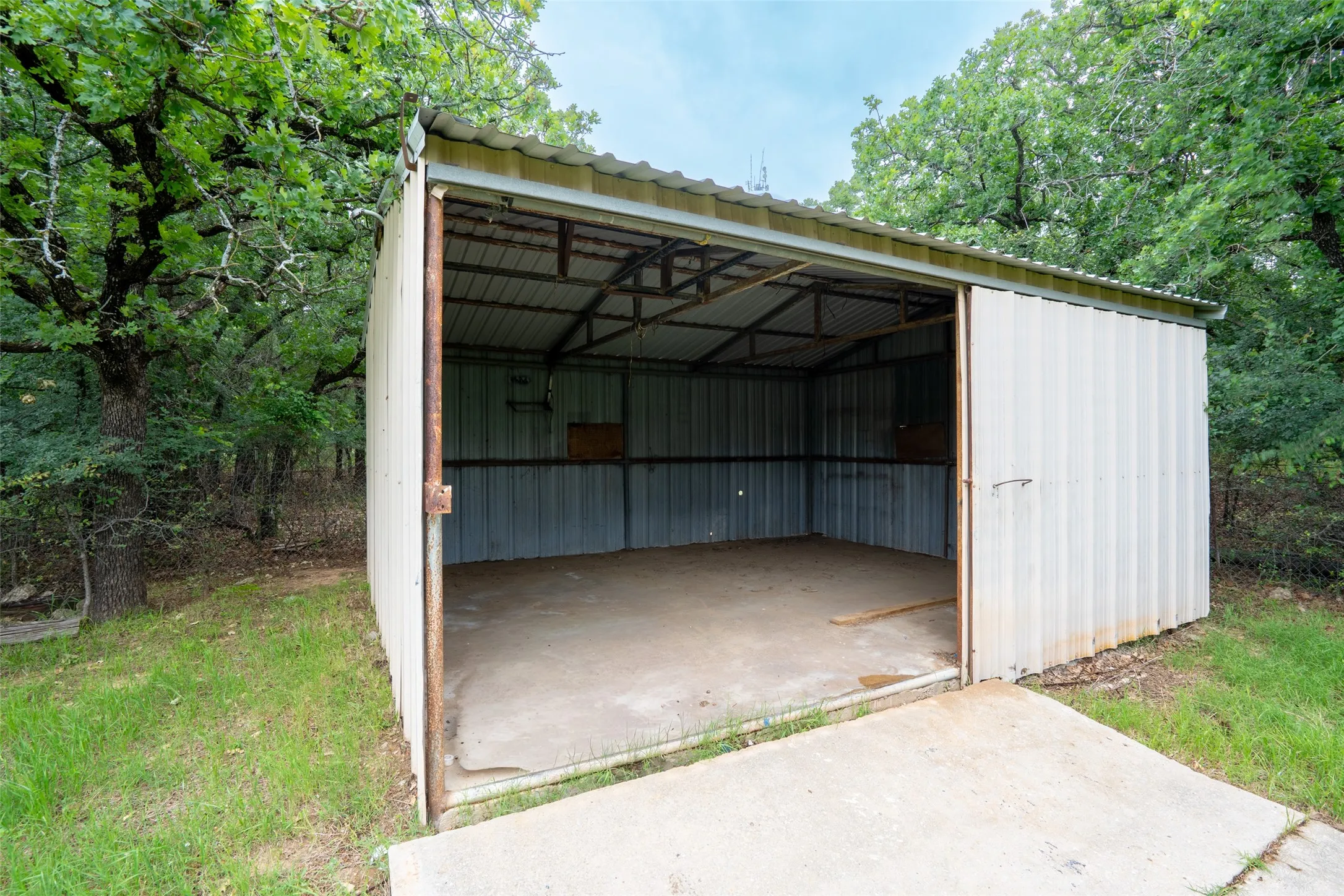 Mobile Home For Sale in Tarrant County , 10680 Liberty School Road, Azle, Texas 76020, 3 Bedroom, 1 Bathroom, Garage spaces, 1,176 Sqft, built in 1961, mls#21265217, Real Estate Agent in Azle, Homes For Sale in Tarrant county, Homes For Sale in Azle, Realtor in Azle Texas, Real Estate Brokerage Independent Realty Texas, Luminita Cordes Realtor