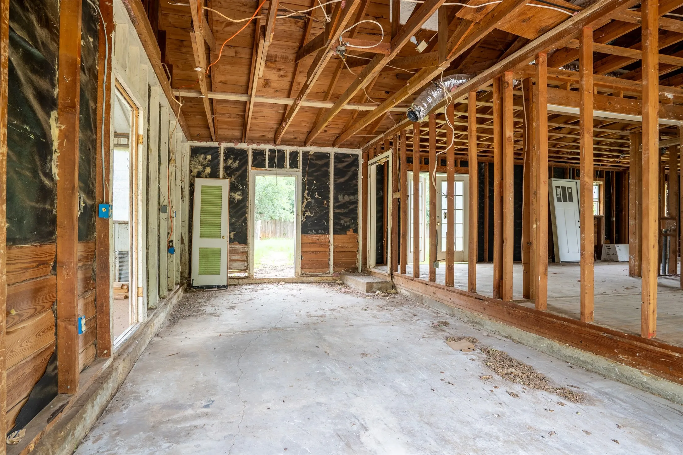 Mobile Home For Sale in Tarrant County , 10680 Liberty School Road, Azle, Texas 76020, 3 Bedroom, 1 Bathroom, Garage spaces, 1,176 Sqft, built in 1961, mls#21265217, Real Estate Agent in Azle, Homes For Sale in Tarrant county, Homes For Sale in Azle, Realtor in Azle Texas, Real Estate Brokerage Independent Realty Texas, Luminita Cordes Realtor