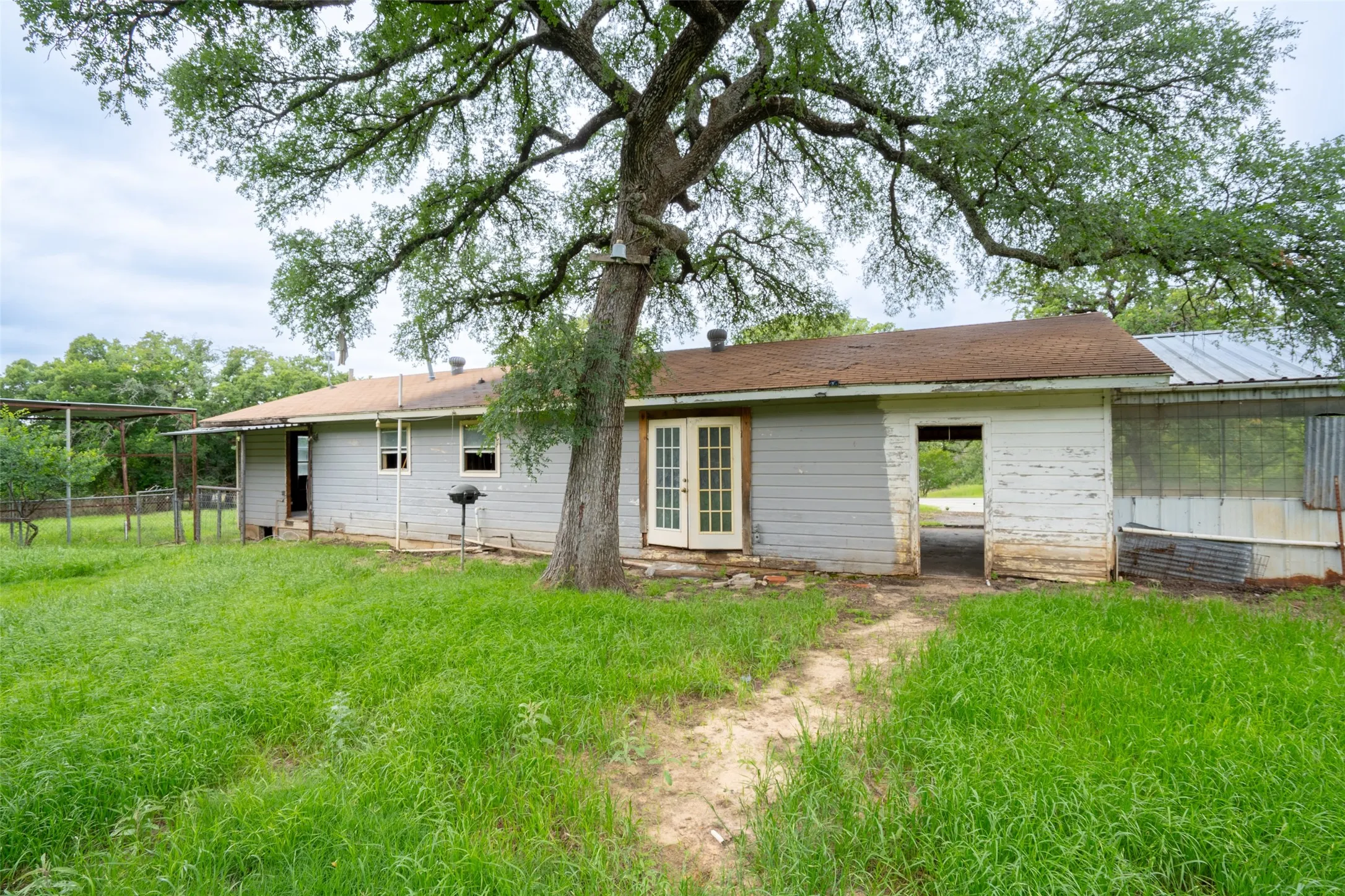 Mobile Home For Sale in Tarrant County , 10680 Liberty School Road, Azle, Texas 76020, 3 Bedroom, 1 Bathroom, Garage spaces, 1,176 Sqft, built in 1961, mls#21265217, Real Estate Agent in Azle, Homes For Sale in Tarrant county, Homes For Sale in Azle, Realtor in Azle Texas, Real Estate Brokerage Independent Realty Texas, Luminita Cordes Realtor