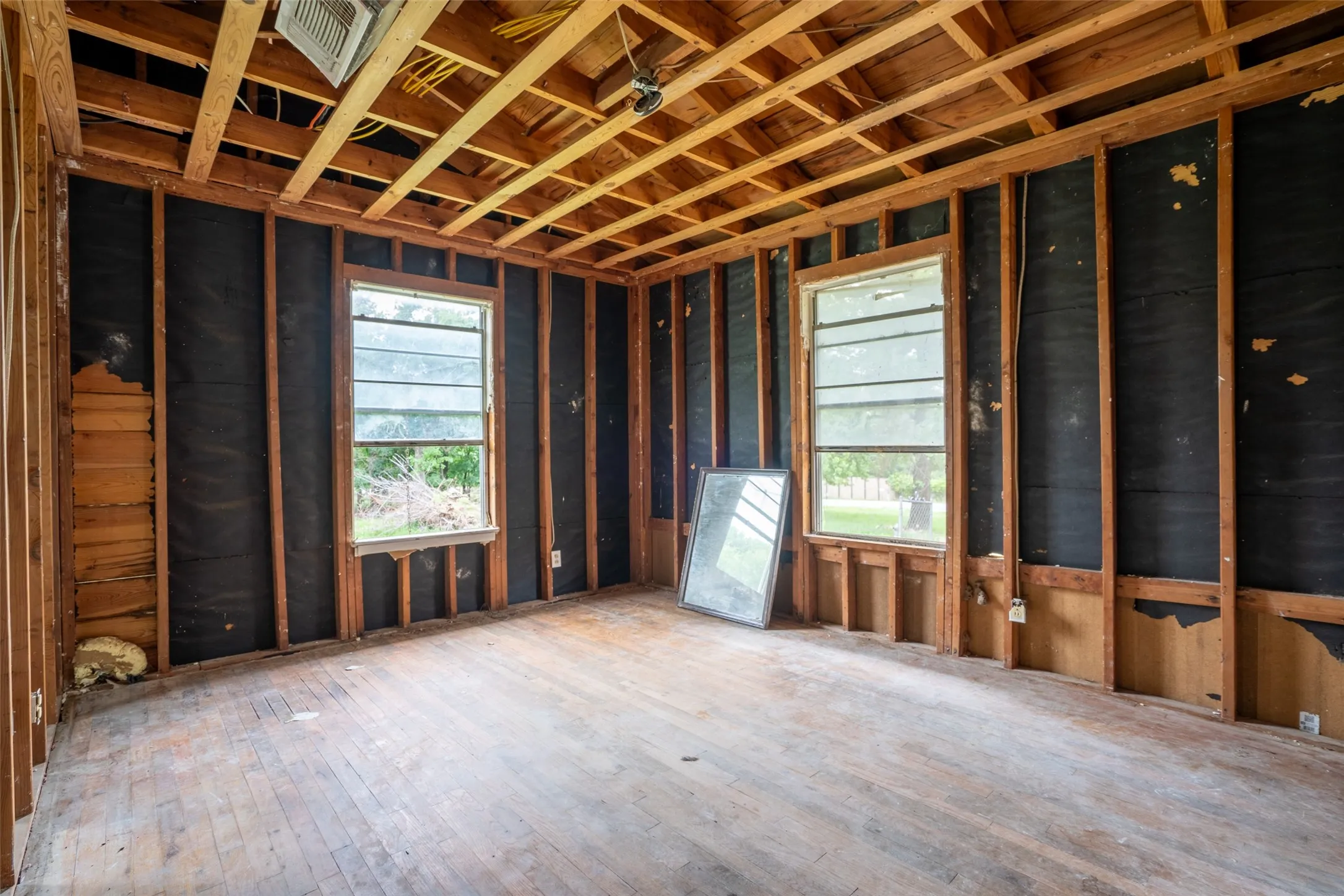 Mobile Home For Sale in Tarrant County , 10680 Liberty School Road, Azle, Texas 76020, 3 Bedroom, 1 Bathroom, Garage spaces, 1,176 Sqft, built in 1961, mls#21265217, Real Estate Agent in Azle, Homes For Sale in Tarrant county, Homes For Sale in Azle, Realtor in Azle Texas, Real Estate Brokerage Independent Realty Texas, Luminita Cordes Realtor