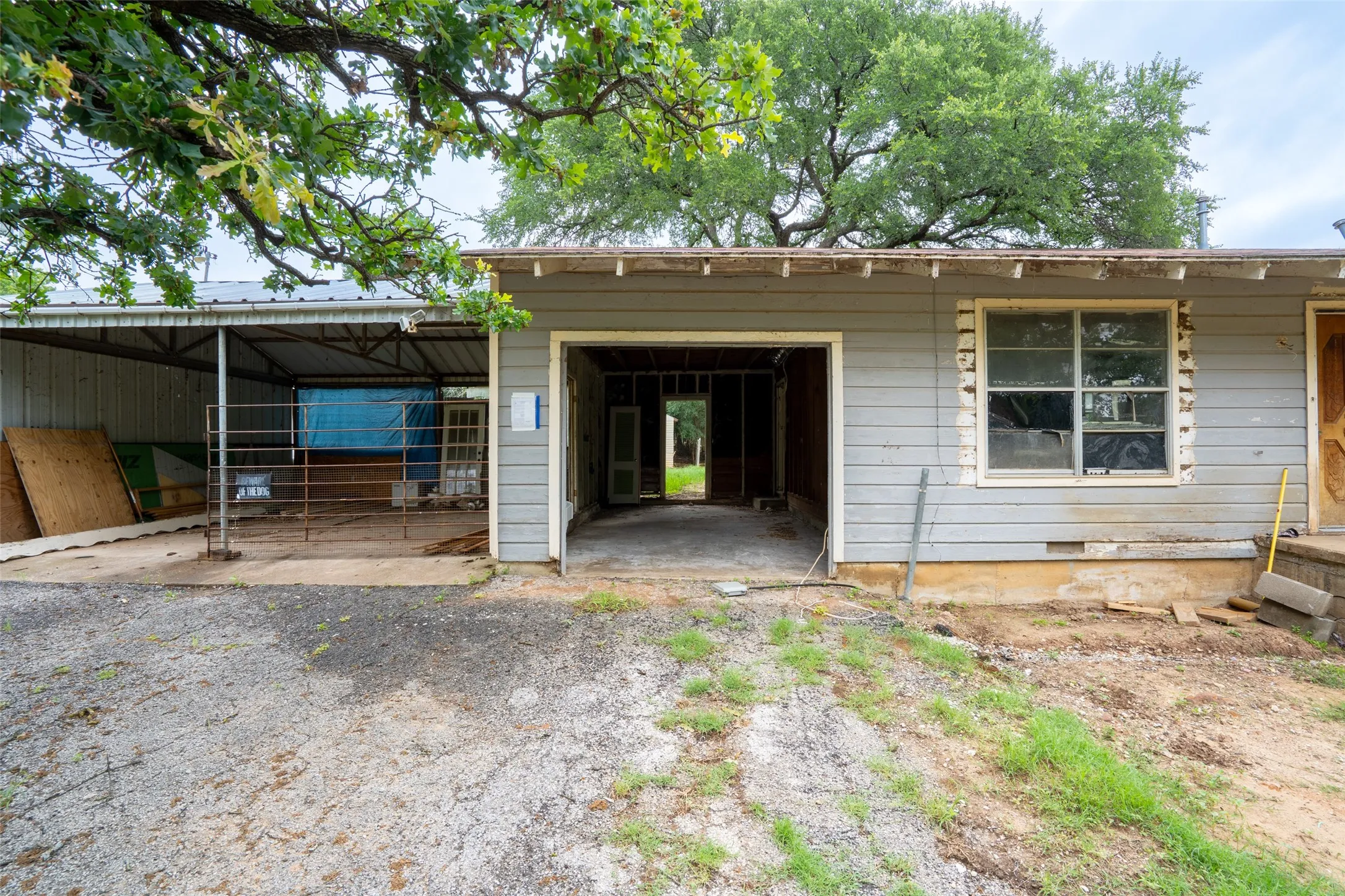 Mobile Home For Sale in Tarrant County , 10680 Liberty School Road, Azle, Texas 76020, 3 Bedroom, 1 Bathroom, Garage spaces, 1,176 Sqft, built in 1961, mls#21265217, Real Estate Agent in Azle, Homes For Sale in Tarrant county, Homes For Sale in Azle, Realtor in Azle Texas, Real Estate Brokerage Independent Realty Texas, Luminita Cordes Realtor