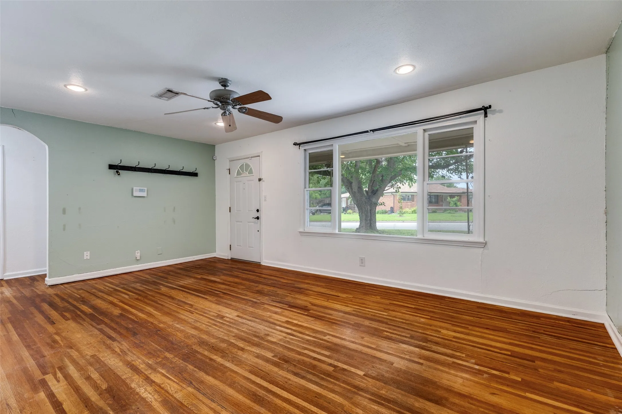 Single Family Residence For Sale in Tarrant County , 5901 Circular Drive, North Richland Hills, Texas 76117, 4 Bedroom, 2 Bathroom, Garage spaces, 1,488 Sqft, built in 1957, mls#21265150, Real Estate Agent in North Richland Hills, Homes For Sale in Tarrant county, Homes For Sale in North Richland Hills, Realtor in North Richland Hills Texas, Real Estate Brokerage Independent Realty Texas, Luminita Cordes Realtor