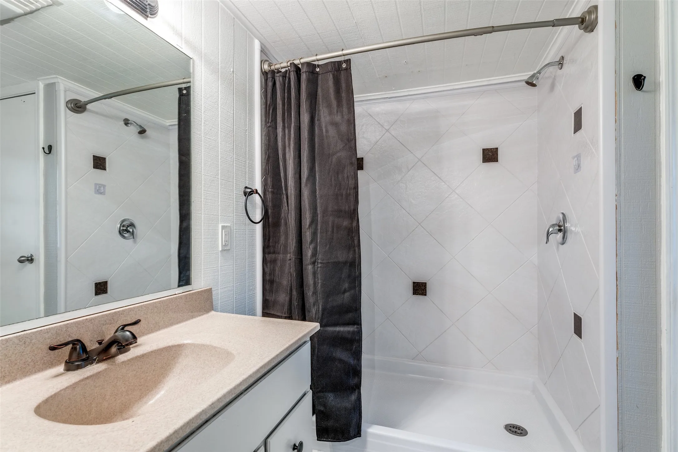 Single Family Residence For Sale in Tarrant County , 5901 Circular Drive, North Richland Hills, Texas 76117, 4 Bedroom, 2 Bathroom, Garage spaces, 1,488 Sqft, built in 1957, mls#21265150, Real Estate Agent in North Richland Hills, Homes For Sale in Tarrant county, Homes For Sale in North Richland Hills, Realtor in North Richland Hills Texas, Real Estate Brokerage Independent Realty Texas, Luminita Cordes Realtor