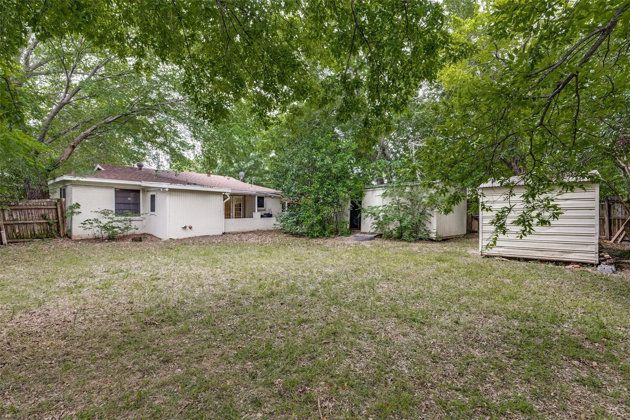 Single Family Residence For Sale in Tarrant County , 5901 Circular Drive, North Richland Hills, Texas 76117, 4 Bedroom, 2 Bathroom, Garage spaces, 1,488 Sqft, built in 1957, mls#21265150, Real Estate Agent in North Richland Hills, Homes For Sale in Tarrant county, Homes For Sale in North Richland Hills, Realtor in North Richland Hills Texas, Real Estate Brokerage Independent Realty Texas, Luminita Cordes Realtor