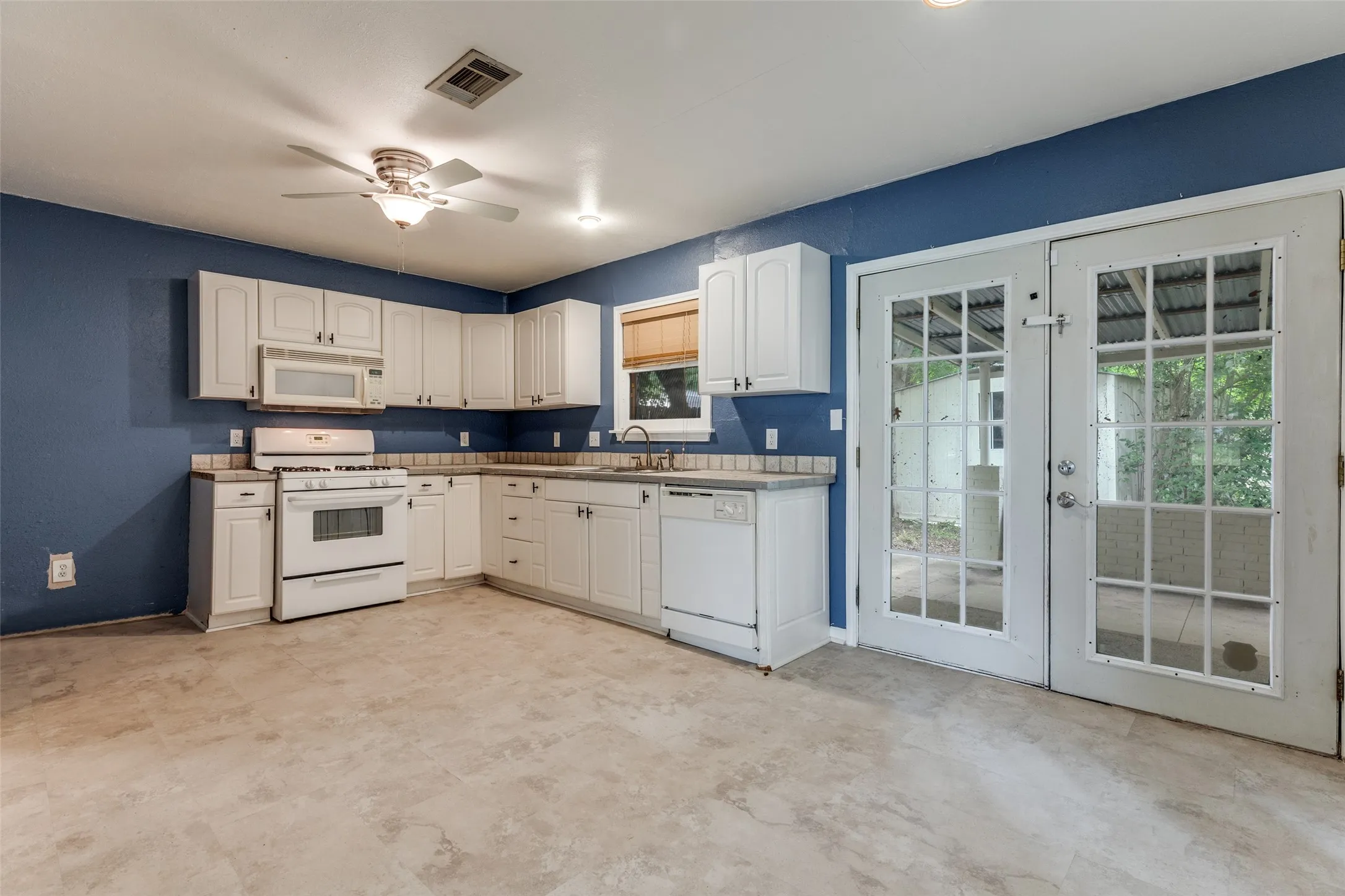 Single Family Residence For Sale in Tarrant County , 5901 Circular Drive, North Richland Hills, Texas 76117, 4 Bedroom, 2 Bathroom, Garage spaces, 1,488 Sqft, built in 1957, mls#21265150, Real Estate Agent in North Richland Hills, Homes For Sale in Tarrant county, Homes For Sale in North Richland Hills, Realtor in North Richland Hills Texas, Real Estate Brokerage Independent Realty Texas, Luminita Cordes Realtor