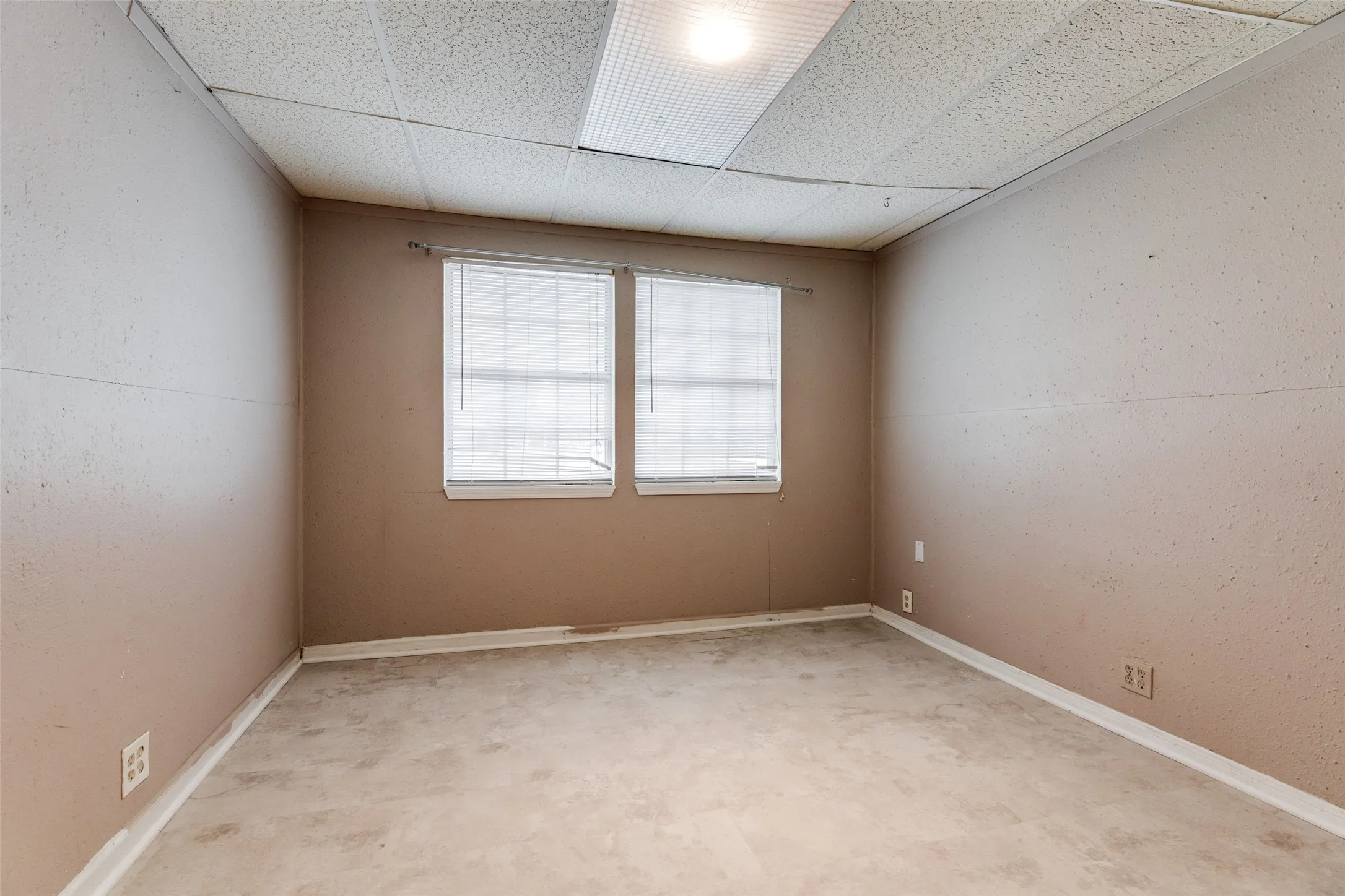 Single Family Residence For Sale in Tarrant County , 5901 Circular Drive, North Richland Hills, Texas 76117, 4 Bedroom, 2 Bathroom, Garage spaces, 1,488 Sqft, built in 1957, mls#21265150, Real Estate Agent in North Richland Hills, Homes For Sale in Tarrant county, Homes For Sale in North Richland Hills, Realtor in North Richland Hills Texas, Real Estate Brokerage Independent Realty Texas, Luminita Cordes Realtor