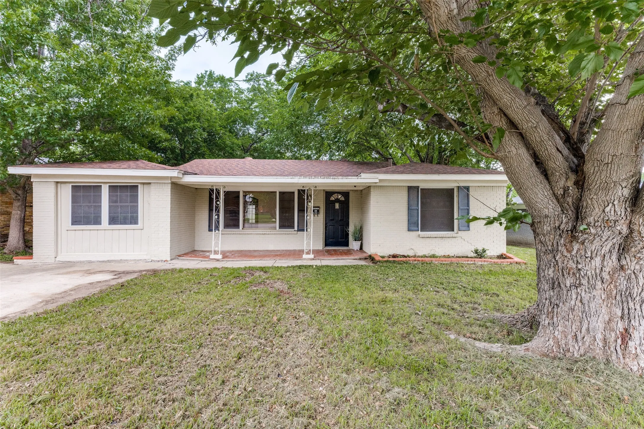 Single Family Residence For Sale in Tarrant County , 5901 Circular Drive, North Richland Hills, Texas 76117, 4 Bedroom, 2 Bathroom, Garage spaces, 1,488 Sqft, built in 1957, mls#21265150, Real Estate Agent in North Richland Hills, Homes For Sale in Tarrant county, Homes For Sale in North Richland Hills, Realtor in North Richland Hills Texas, Real Estate Brokerage Independent Realty Texas, Luminita Cordes Realtor