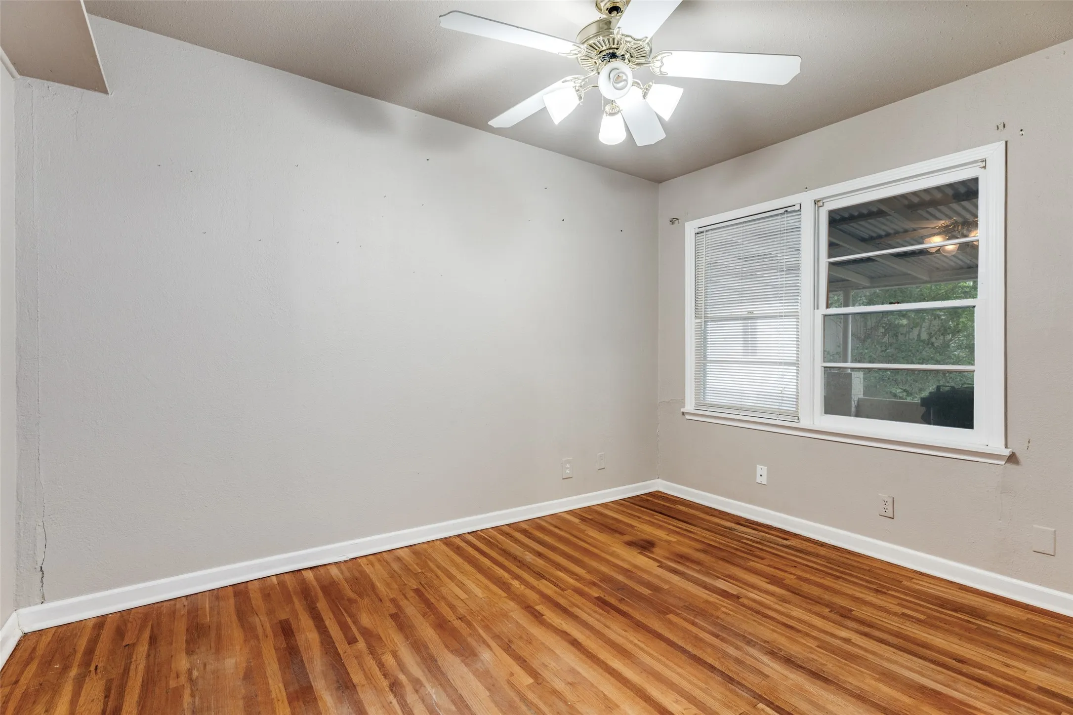 Single Family Residence For Sale in Tarrant County , 5901 Circular Drive, North Richland Hills, Texas 76117, 4 Bedroom, 2 Bathroom, Garage spaces, 1,488 Sqft, built in 1957, mls#21265150, Real Estate Agent in North Richland Hills, Homes For Sale in Tarrant county, Homes For Sale in North Richland Hills, Realtor in North Richland Hills Texas, Real Estate Brokerage Independent Realty Texas, Luminita Cordes Realtor
