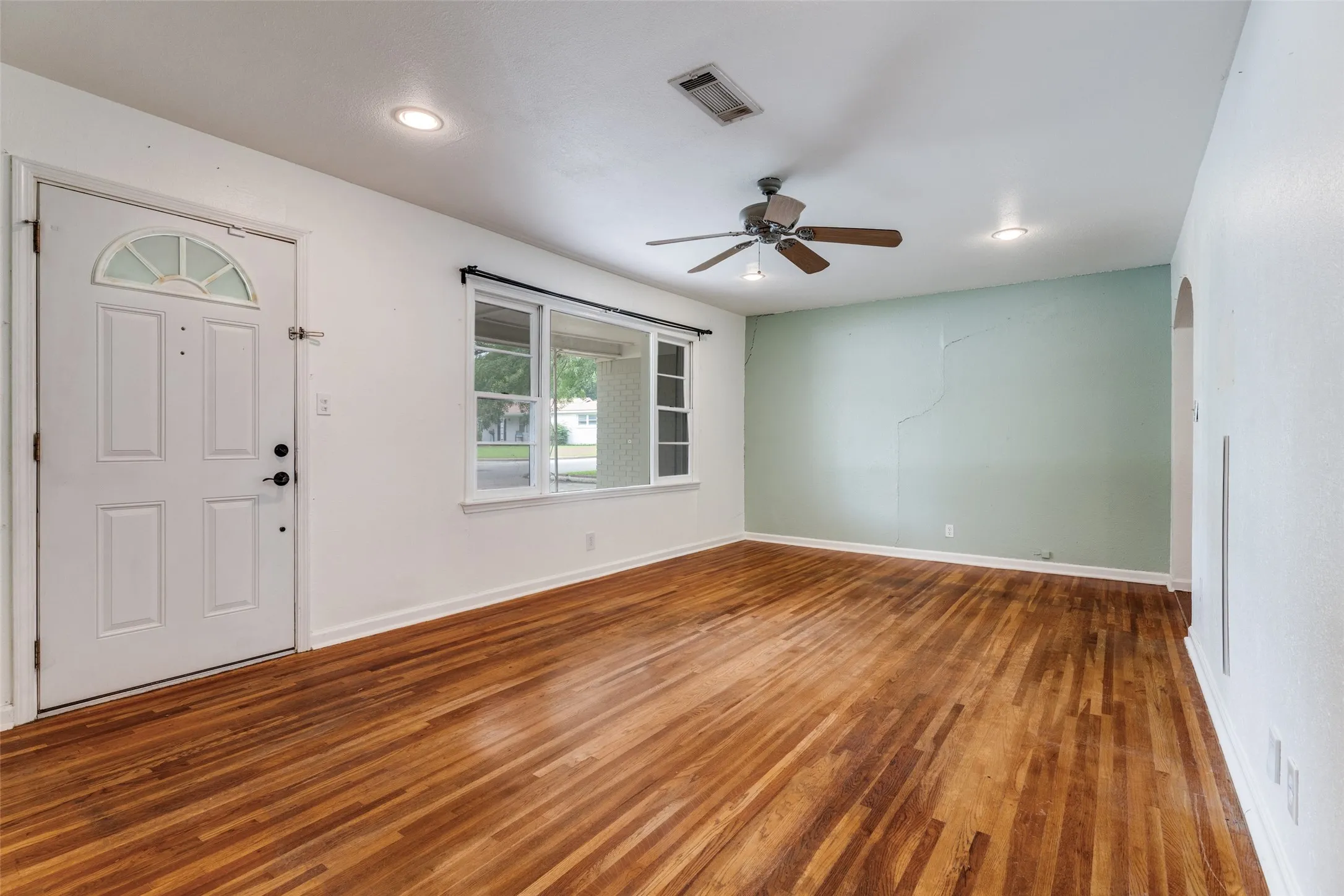 Single Family Residence For Sale in Tarrant County , 5901 Circular Drive, North Richland Hills, Texas 76117, 4 Bedroom, 2 Bathroom, Garage spaces, 1,488 Sqft, built in 1957, mls#21265150, Real Estate Agent in North Richland Hills, Homes For Sale in Tarrant county, Homes For Sale in North Richland Hills, Realtor in North Richland Hills Texas, Real Estate Brokerage Independent Realty Texas, Luminita Cordes Realtor