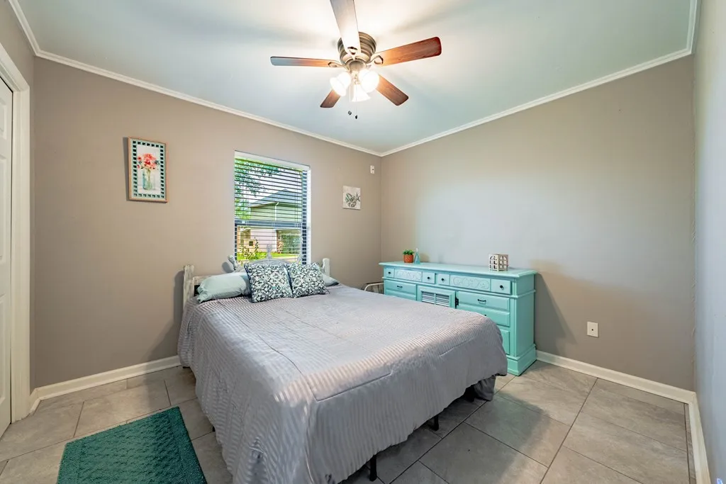 Single Family Residence For Sale in Henderson County , 128 Hilltop Drive, Trinidad, Texas 75163, 3 Bedroom, 2 Bathroom, 2 Garage spaces, 1,401 Sqft, built in 2000, mls#21265232, Real Estate Agent in Trinidad, Homes For Sale in Henderson county, Homes For Sale in Trinidad, Realtor in Trinidad Texas, Real Estate Brokerage Independent Realty Texas, Luminita Cordes Realtor