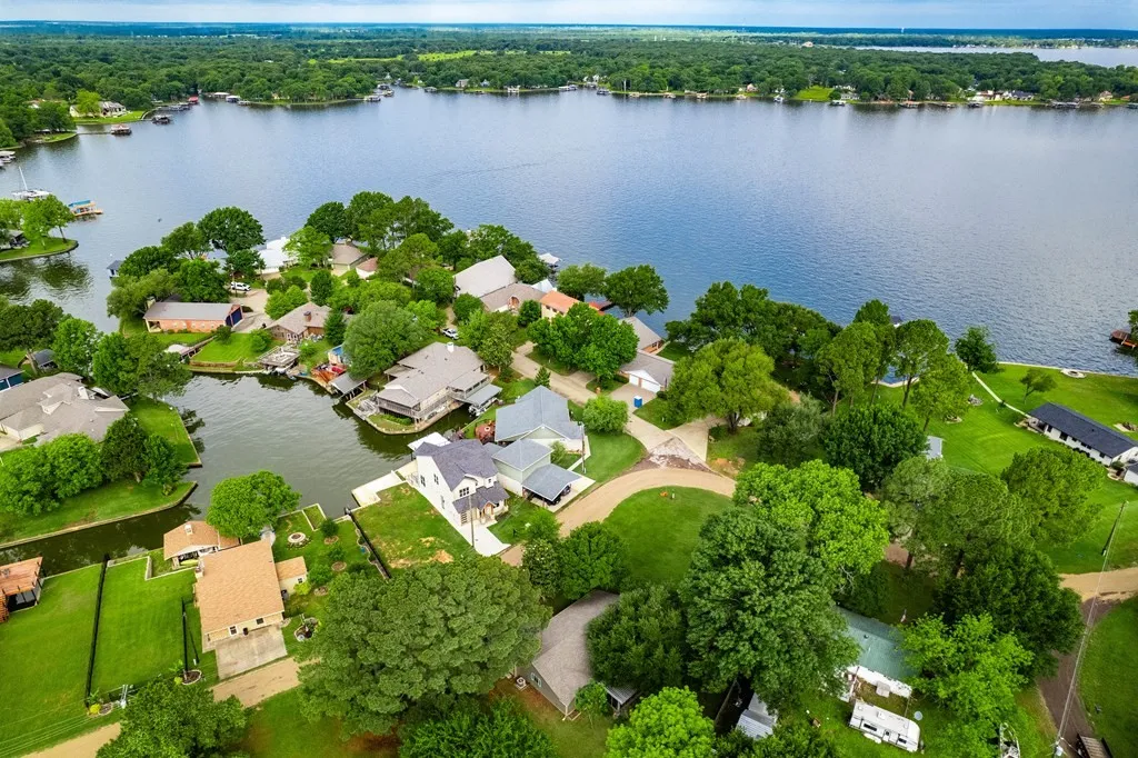 Single Family Residence For Sale in Henderson County , 128 Hilltop Drive, Trinidad, Texas 75163, 3 Bedroom, 2 Bathroom, 2 Garage spaces, 1,401 Sqft, built in 2000, mls#21265232, Real Estate Agent in Trinidad, Homes For Sale in Henderson county, Homes For Sale in Trinidad, Realtor in Trinidad Texas, Real Estate Brokerage Independent Realty Texas, Luminita Cordes Realtor