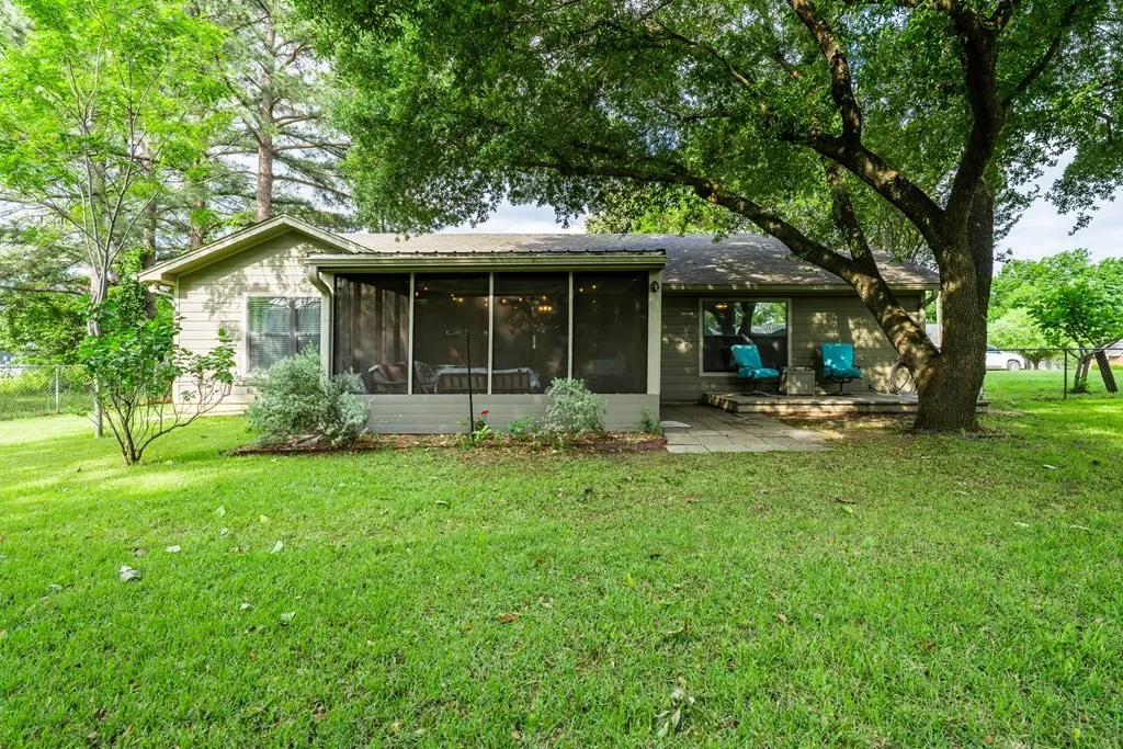 Single Family Residence For Sale in Henderson County , 128 Hilltop Drive, Trinidad, Texas 75163, 3 Bedroom, 2 Bathroom, 2 Garage spaces, 1,401 Sqft, built in 2000, mls#21265232, Real Estate Agent in Trinidad, Homes For Sale in Henderson county, Homes For Sale in Trinidad, Realtor in Trinidad Texas, Real Estate Brokerage Independent Realty Texas, Luminita Cordes Realtor