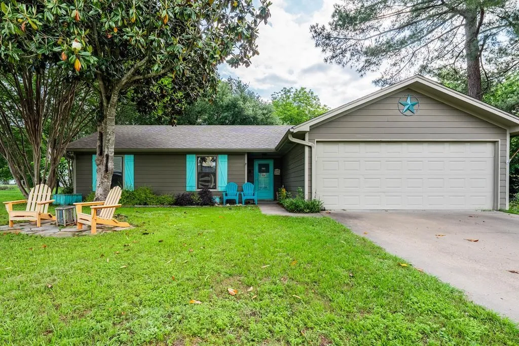 Single Family Residence For Sale in Henderson County , 128 Hilltop Drive, Trinidad, Texas 75163, 3 Bedroom, 2 Bathroom, 2 Garage spaces, 1,401 Sqft, built in 2000, mls#21265232, Real Estate Agent in Trinidad, Homes For Sale in Henderson county, Homes For Sale in Trinidad, Realtor in Trinidad Texas, Real Estate Brokerage Independent Realty Texas, Luminita Cordes Realtor