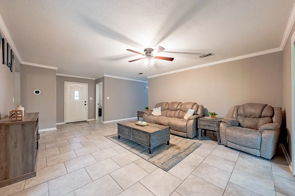 Single Family Residence For Sale in Henderson County , 128 Hilltop Drive, Trinidad, Texas 75163, 3 Bedroom, 2 Bathroom, 2 Garage spaces, 1,401 Sqft, built in 2000, mls#21265232, Real Estate Agent in Trinidad, Homes For Sale in Henderson county, Homes For Sale in Trinidad, Realtor in Trinidad Texas, Real Estate Brokerage Independent Realty Texas, Luminita Cordes Realtor