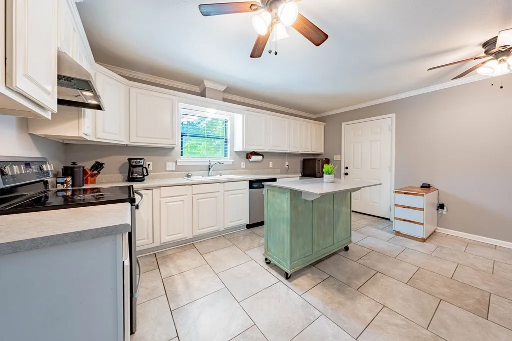 Single Family Residence For Sale in Henderson County , 128 Hilltop Drive, Trinidad, Texas 75163, 3 Bedroom, 2 Bathroom, 2 Garage spaces, 1,401 Sqft, built in 2000, mls#21265232, Real Estate Agent in Trinidad, Homes For Sale in Henderson county, Homes For Sale in Trinidad, Realtor in Trinidad Texas, Real Estate Brokerage Independent Realty Texas, Luminita Cordes Realtor