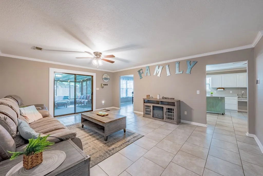 Single Family Residence For Sale in Henderson County , 128 Hilltop Drive, Trinidad, Texas 75163, 3 Bedroom, 2 Bathroom, 2 Garage spaces, 1,401 Sqft, built in 2000, mls#21265232, Real Estate Agent in Trinidad, Homes For Sale in Henderson county, Homes For Sale in Trinidad, Realtor in Trinidad Texas, Real Estate Brokerage Independent Realty Texas, Luminita Cordes Realtor