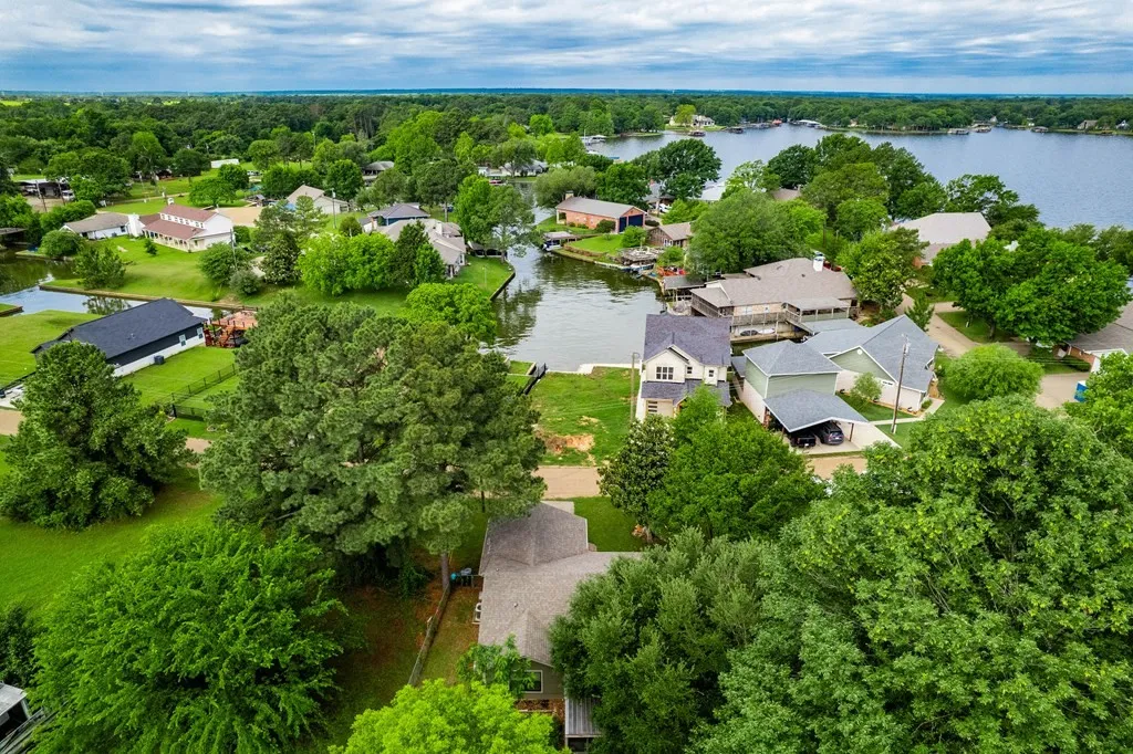 Single Family Residence For Sale in Henderson County , 128 Hilltop Drive, Trinidad, Texas 75163, 3 Bedroom, 2 Bathroom, 2 Garage spaces, 1,401 Sqft, built in 2000, mls#21265232, Real Estate Agent in Trinidad, Homes For Sale in Henderson county, Homes For Sale in Trinidad, Realtor in Trinidad Texas, Real Estate Brokerage Independent Realty Texas, Luminita Cordes Realtor