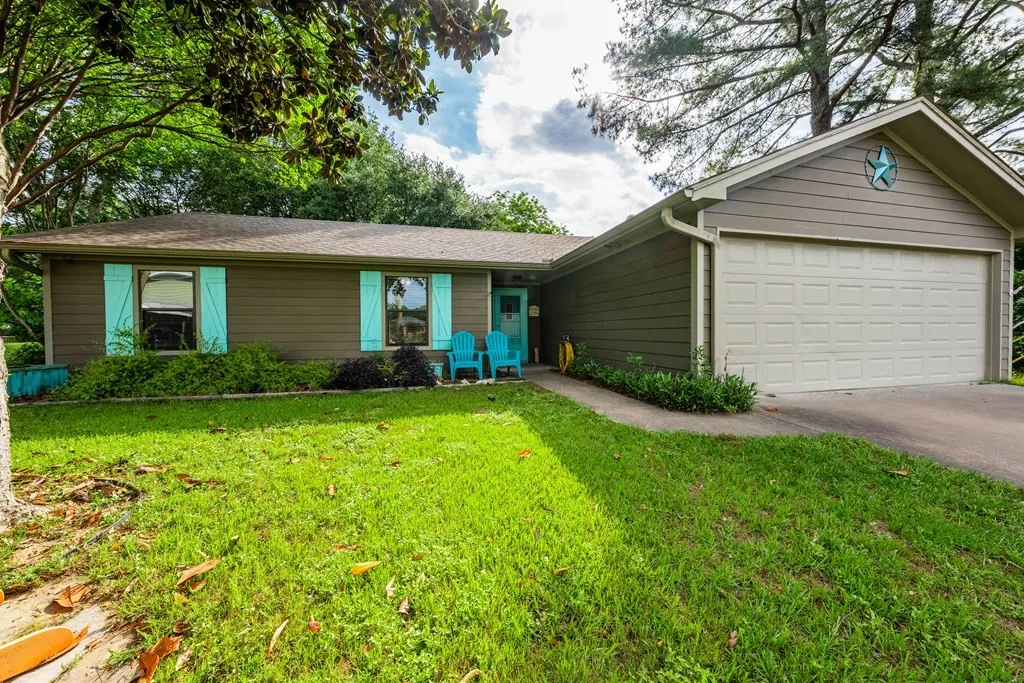 Single Family Residence For Sale in Henderson County , 128 Hilltop Drive, Trinidad, Texas 75163, 3 Bedroom, 2 Bathroom, 2 Garage spaces, 1,401 Sqft, built in 2000, mls#21265232, Real Estate Agent in Trinidad, Homes For Sale in Henderson county, Homes For Sale in Trinidad, Realtor in Trinidad Texas, Real Estate Brokerage Independent Realty Texas, Luminita Cordes Realtor