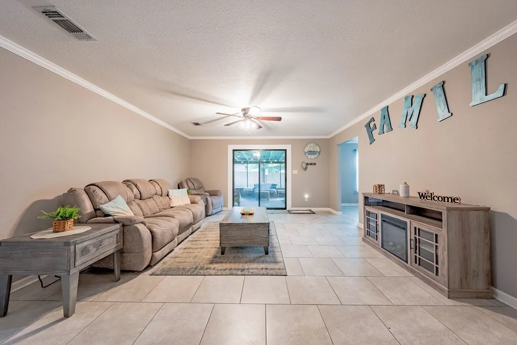 Single Family Residence For Sale in Henderson County , 128 Hilltop Drive, Trinidad, Texas 75163, 3 Bedroom, 2 Bathroom, 2 Garage spaces, 1,401 Sqft, built in 2000, mls#21265232, Real Estate Agent in Trinidad, Homes For Sale in Henderson county, Homes For Sale in Trinidad, Realtor in Trinidad Texas, Real Estate Brokerage Independent Realty Texas, Luminita Cordes Realtor