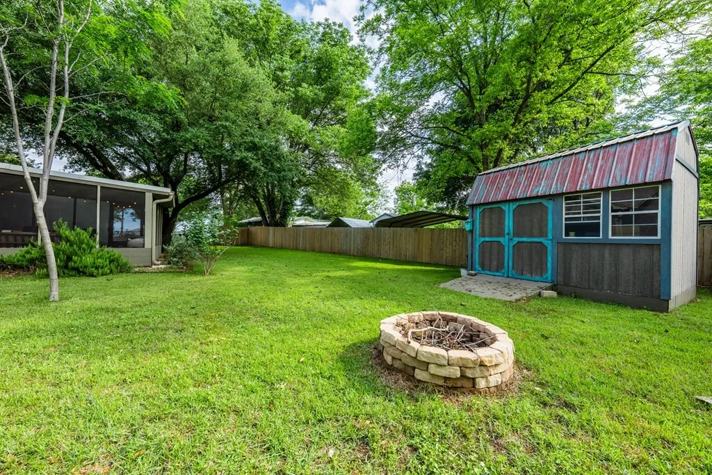 Single Family Residence For Sale in Henderson County , 128 Hilltop Drive, Trinidad, Texas 75163, 3 Bedroom, 2 Bathroom, 2 Garage spaces, 1,401 Sqft, built in 2000, mls#21265232, Real Estate Agent in Trinidad, Homes For Sale in Henderson county, Homes For Sale in Trinidad, Realtor in Trinidad Texas, Real Estate Brokerage Independent Realty Texas, Luminita Cordes Realtor