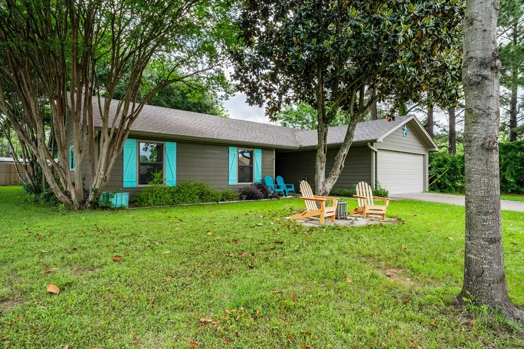 Single Family Residence For Sale in Henderson County , 128 Hilltop Drive, Trinidad, Texas 75163, 3 Bedroom, 2 Bathroom, 2 Garage spaces, 1,401 Sqft, built in 2000, mls#21265232, Real Estate Agent in Trinidad, Homes For Sale in Henderson county, Homes For Sale in Trinidad, Realtor in Trinidad Texas, Real Estate Brokerage Independent Realty Texas, Luminita Cordes Realtor