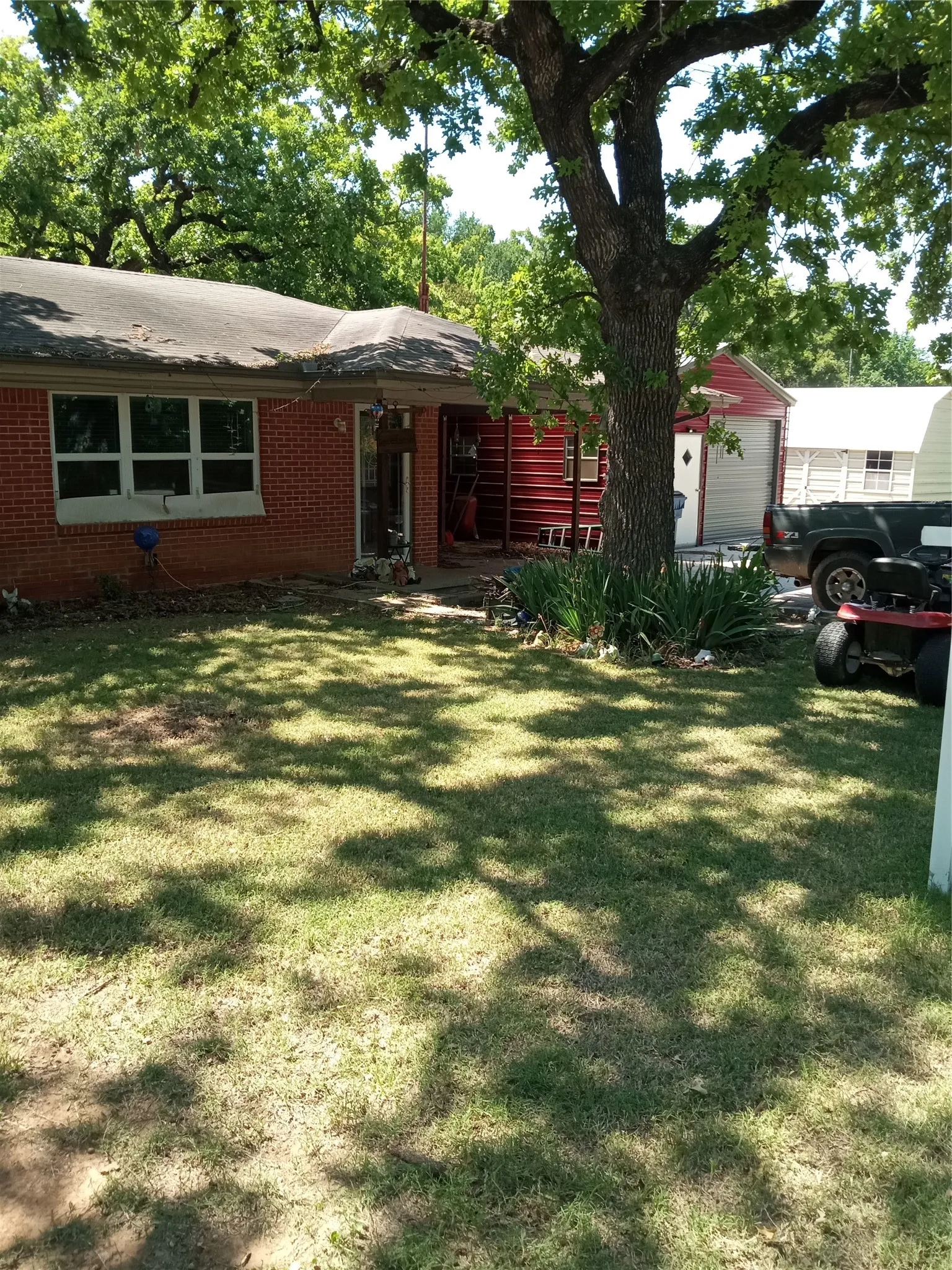 Single Family Residence For Sale in Wise County , 1005 Gary Street, Bridgeport, Texas 76426, 3 Bedroom, 2 Bathroom, Garage spaces, 1,271 Sqft, built in 1955, mls#21264074, Real Estate Agent in Bridgeport, Homes For Sale in Wise county, Homes For Sale in Bridgeport, Realtor in Bridgeport Texas, Real Estate Brokerage Independent Realty Texas, Luminita Cordes Realtor