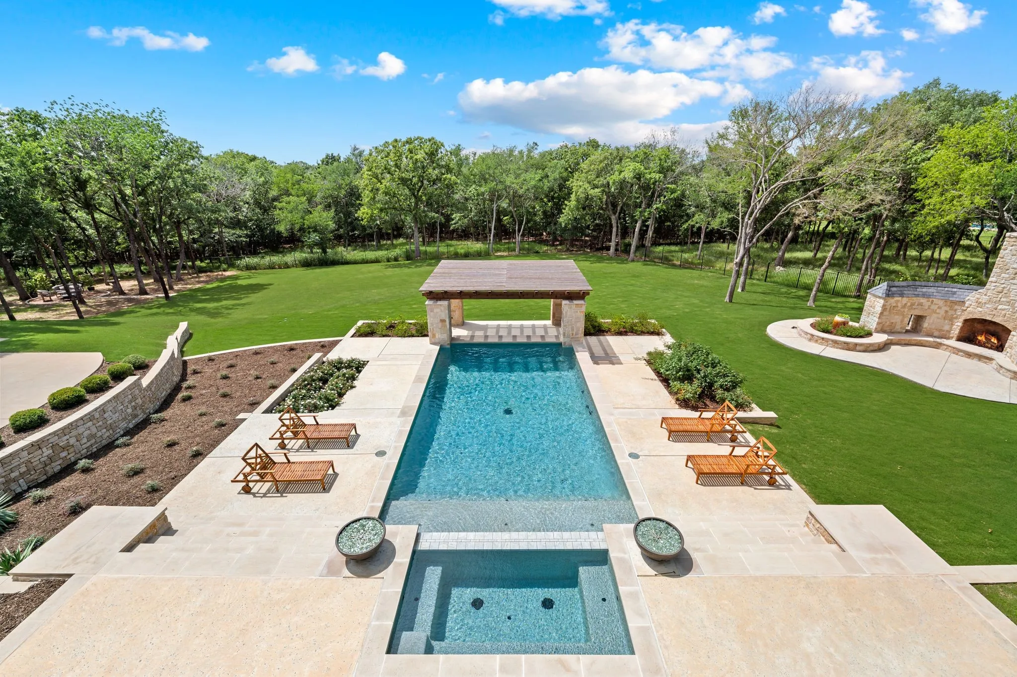 Gorgeous resort style pool.