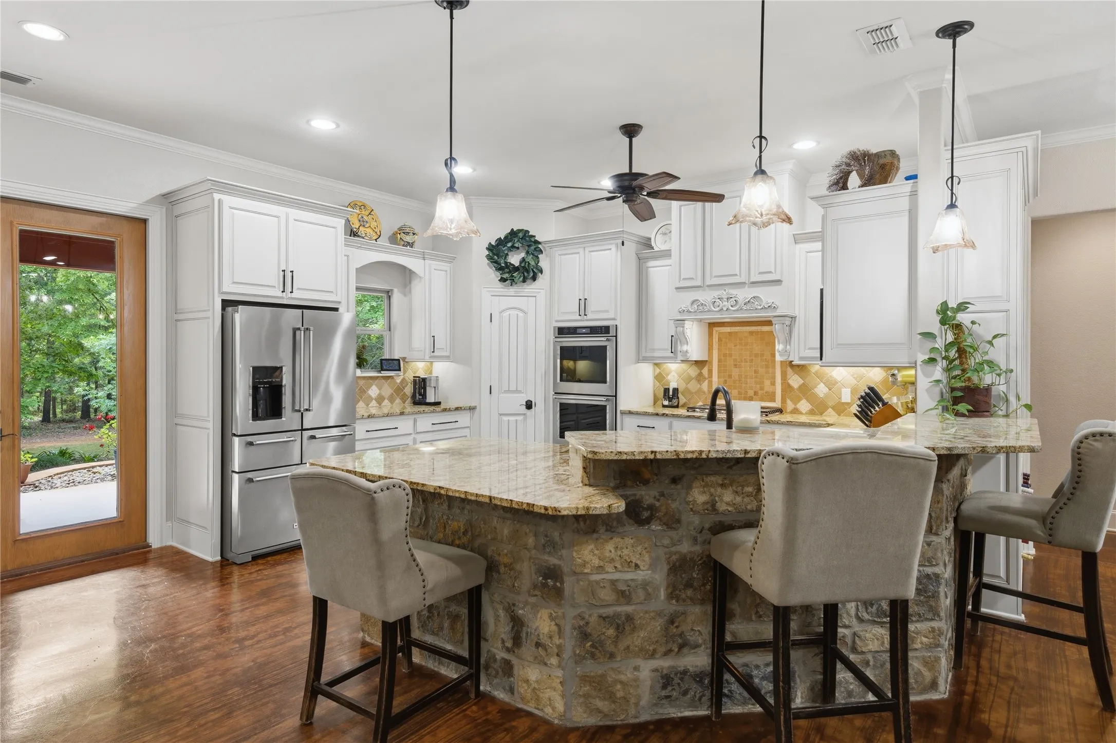 Single Family Residence For Sale in Cherokee County , 2287 CR 3402, Bullard, Texas 75757, 3 Bedrooms, 4 Bathrooms, 2 Garage spaces, 3,200 Sqft, built in 2015, Price $1,625,000, mls#21265249, Real Estate Agent in Bullard, Homes For Sale in Cherokee county, Homes For Sale in Bullard, Realtor in Bullard Texas, Real Estate Brokerage Independent Realty Texas, Luminita Cordes Realtor