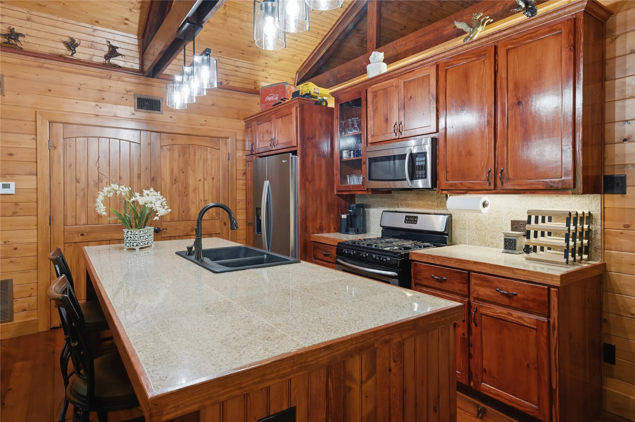 Single Family Residence For Sale in Cherokee County , 2287 CR 3402, Bullard, Texas 75757, 3 Bedrooms, 4 Bathrooms, 2 Garage spaces, 3,200 Sqft, built in 2015, Price $1,625,000, mls#21265249, Real Estate Agent in Bullard, Homes For Sale in Cherokee county, Homes For Sale in Bullard, Realtor in Bullard Texas, Real Estate Brokerage Independent Realty Texas, Luminita Cordes Realtor