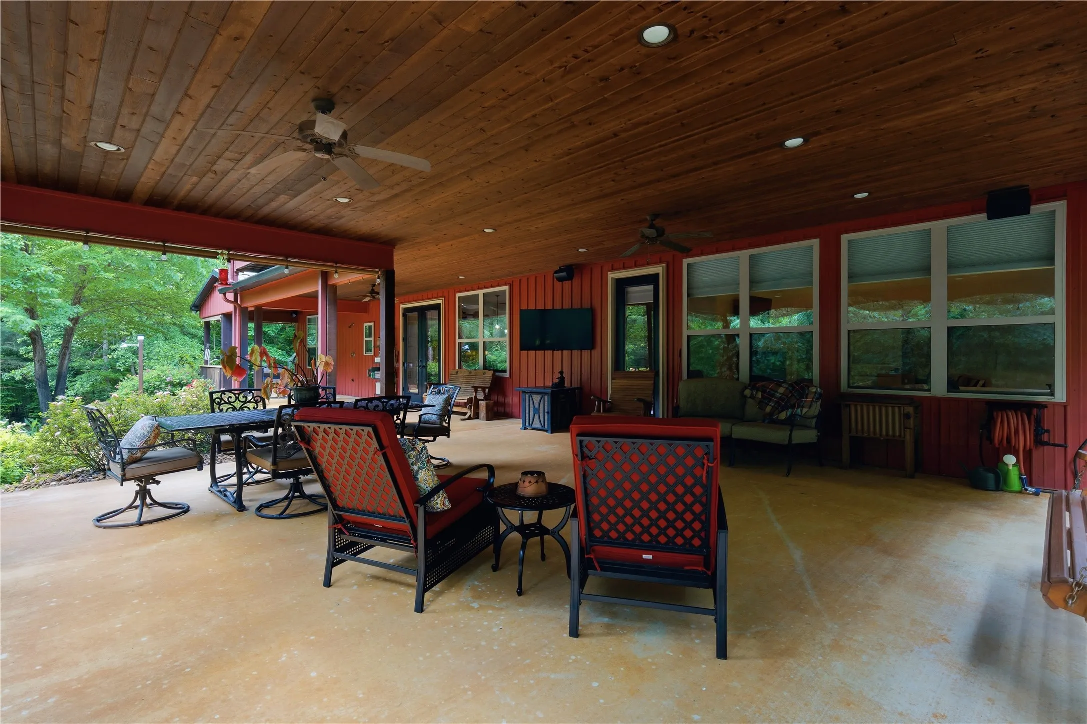 Single Family Residence For Sale in Cherokee County , 2287 CR 3402, Bullard, Texas 75757, 3 Bedrooms, 4 Bathrooms, 2 Garage spaces, 3,200 Sqft, built in 2015, Price $1,625,000, mls#21265249, Real Estate Agent in Bullard, Homes For Sale in Cherokee county, Homes For Sale in Bullard, Realtor in Bullard Texas, Real Estate Brokerage Independent Realty Texas, Luminita Cordes Realtor