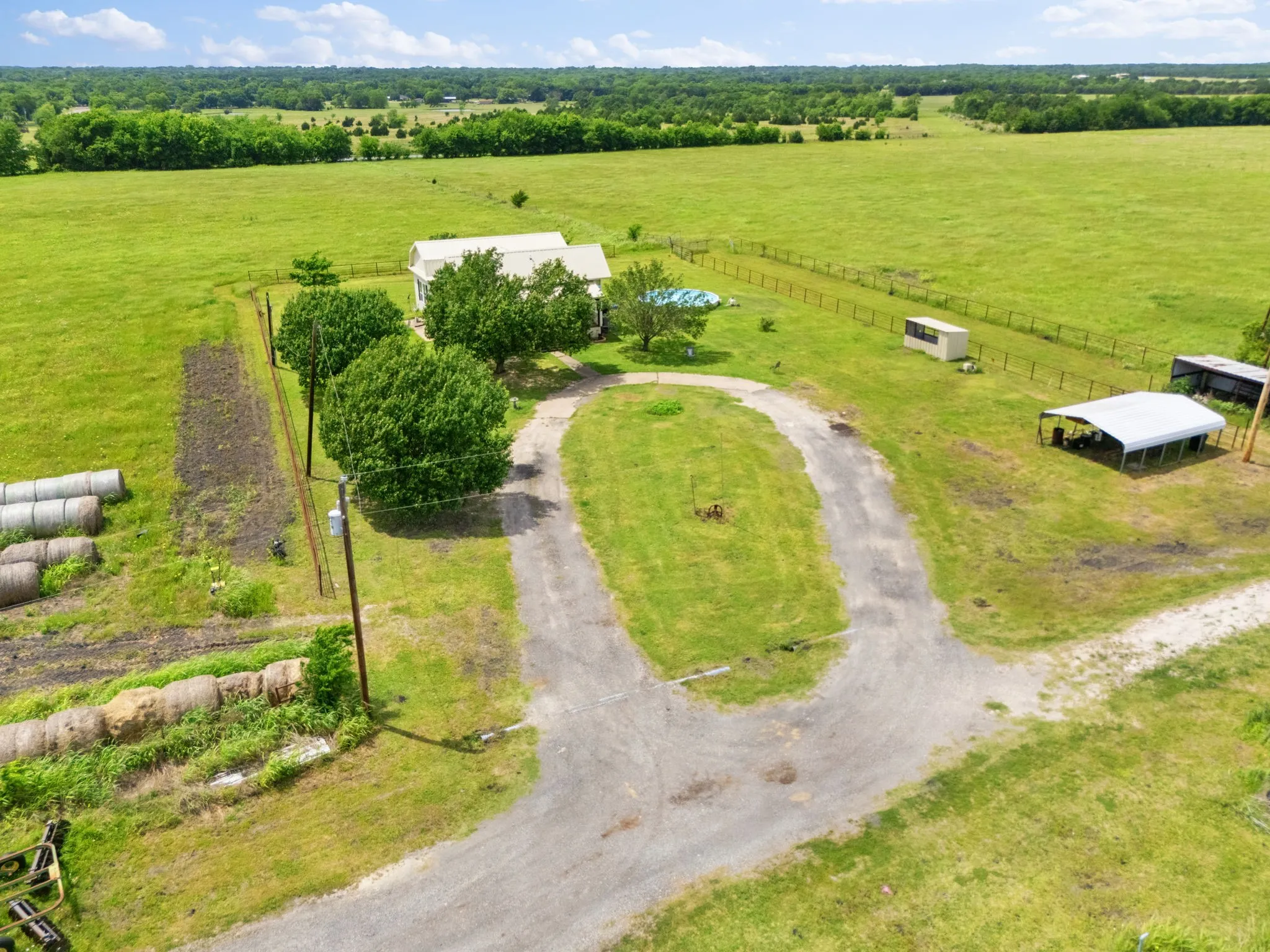 Single Family Residence For Sale in Hunt County , 404 Fm 1566 W, Wolfe City, Texas 75496, 2 Bedrooms, 2 Bathrooms, Garage spaces, 1,628 Sqft, built in 1965, Price $1,200,000, mls#21262261, Real Estate Agent in Wolfe City, Homes For Sale in Hunt county, Homes For Sale in Wolfe City, Realtor in Wolfe City Texas, Real Estate Brokerage Independent Realty Texas, Luminita Cordes Realtor