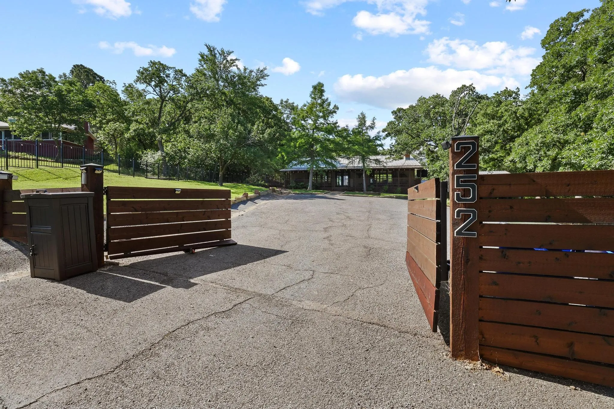 Single Family Residence For Sale in Grayson County , 252 Hacienda Drive, Pottsboro, Texas 75076, 4 Bedroom, 3 Bathroom, Garage spaces, 2,600 Sqft, built in 1962, Price $474,900, mls#21254256, Real Estate Agent in Pottsboro, Homes For Sale in Grayson county, Homes For Sale in Pottsboro, Realtor in Pottsboro Texas, Real Estate Brokerage Independent Realty Texas, Luminita Cordes Realtor