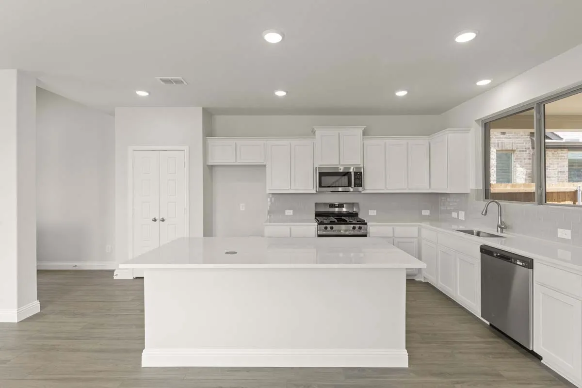 06-475-shady-square-lavon-tx-kitchen-open-layout