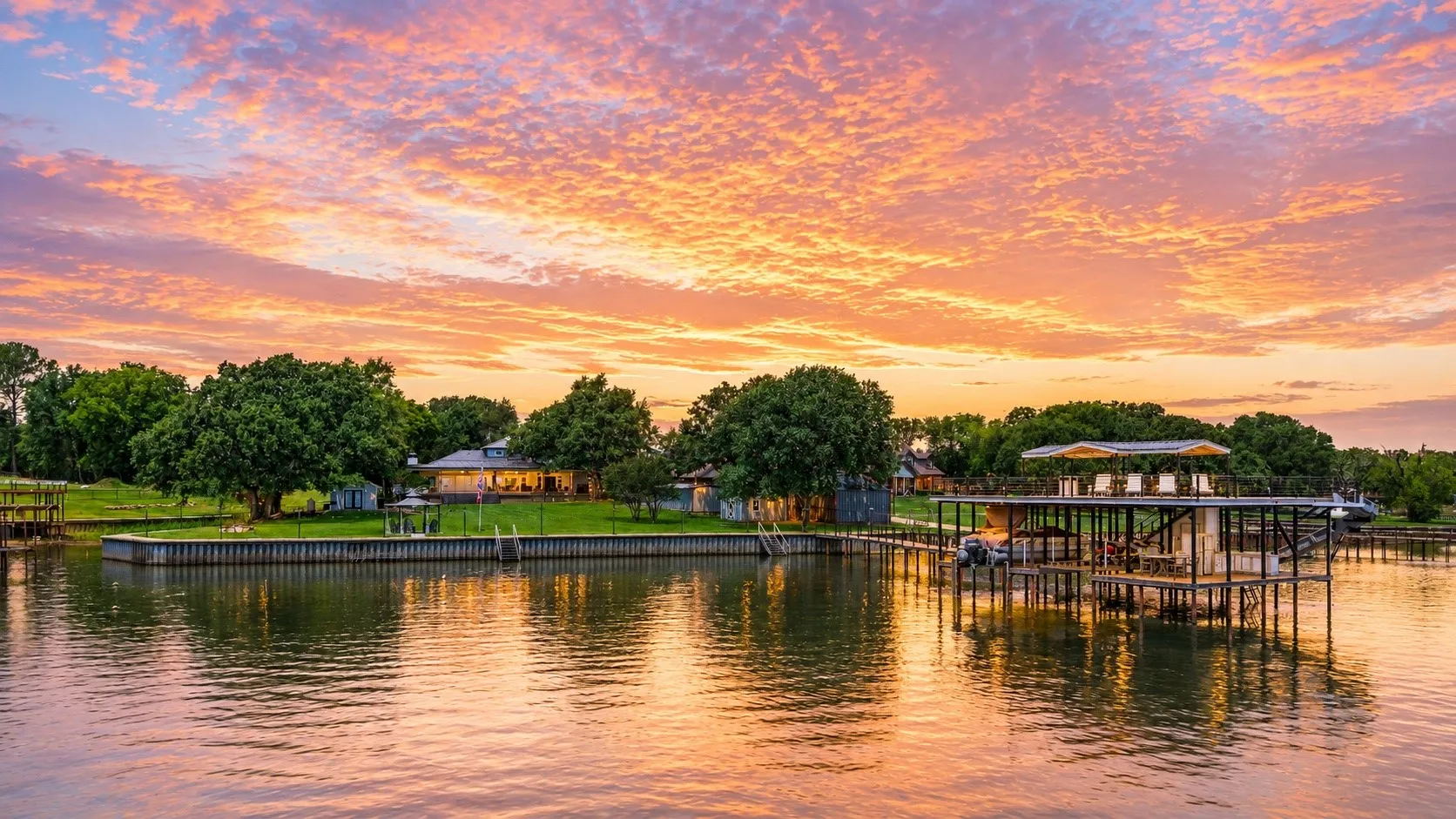 Single Family Residence For Sale in Henderson County , 1301 Oak Hill Drive, Kemp, Texas 75143, 6 Bedrooms, 4 Bathrooms, 2 Garage spaces, 4,413 Sqft, built in 2004, Price $1,990,000, mls#21259490, Real Estate Agent in Kemp, Homes For Sale in Henderson county, Homes For Sale in Kemp, Realtor in Kemp Texas, Real Estate Brokerage Independent Realty Texas, Luminita Cordes Realtor