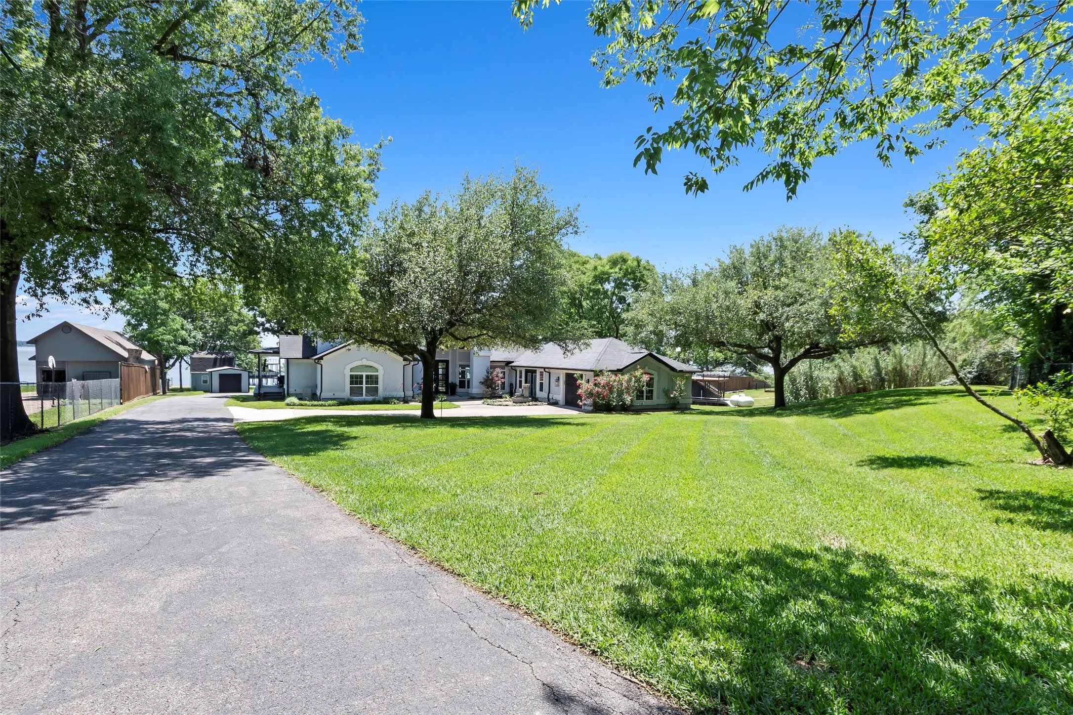 Expansive driveway with  plenty of parking for guest and an attractive drive up!
