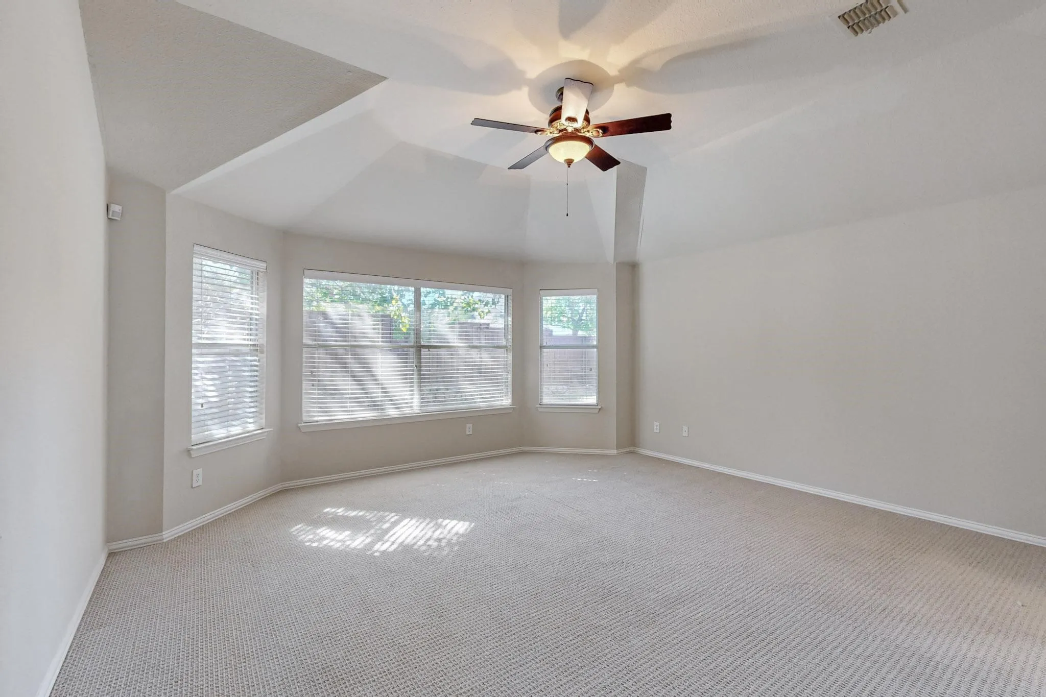 Single Family Residence For Rent in Denton County , 14609 Frisco Ranch Drive, Little Elm, Texas 75068, 4 Bedrooms, 3 Bathrooms, 2 Garage spaces, 3,244 Sqft, built in 2005, Price $2,800, mls#21265294, Real Estate Agent in Little Elm, Homes For Rent in Denton county, Homes For Rent in Little Elm, Realtor in Little Elm Texas, Real Estate Brokerage Independent Realty Texas, Luminita Cordes Realtor