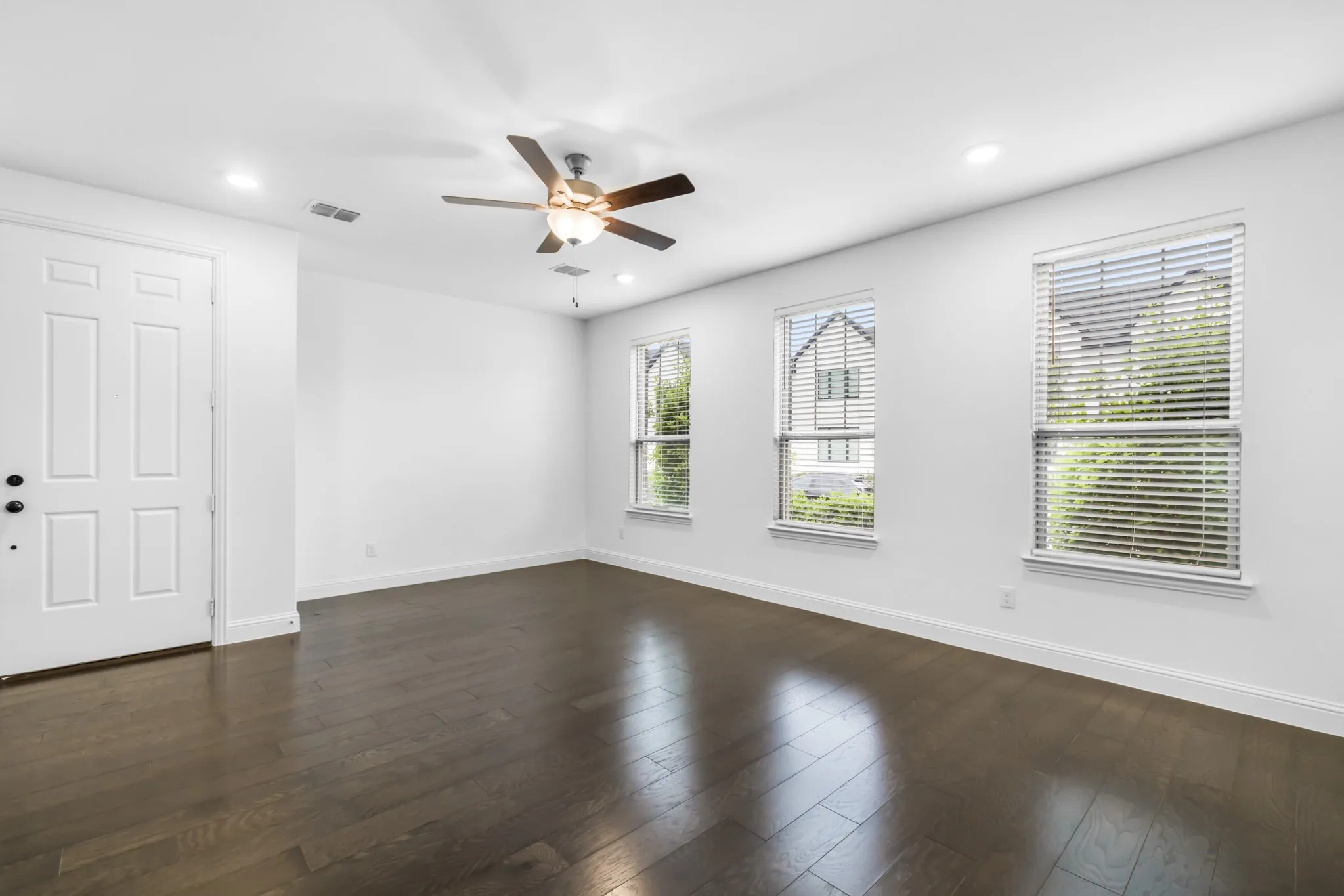 Townhouse For Sale in Tarrant County , 4611 Smokey Quartz Lane, Arlington, Texas 76005, 3 Bedroom, 3 Bathroom, 2 Garage spaces, 2,058 Sqft, built in 2020, mls#21265231, Real Estate Agent in Arlington, Homes For Sale in Tarrant county, Homes For Sale in Arlington, Realtor in Arlington Texas, Real Estate Brokerage Independent Realty Texas, Luminita Cordes Realtor