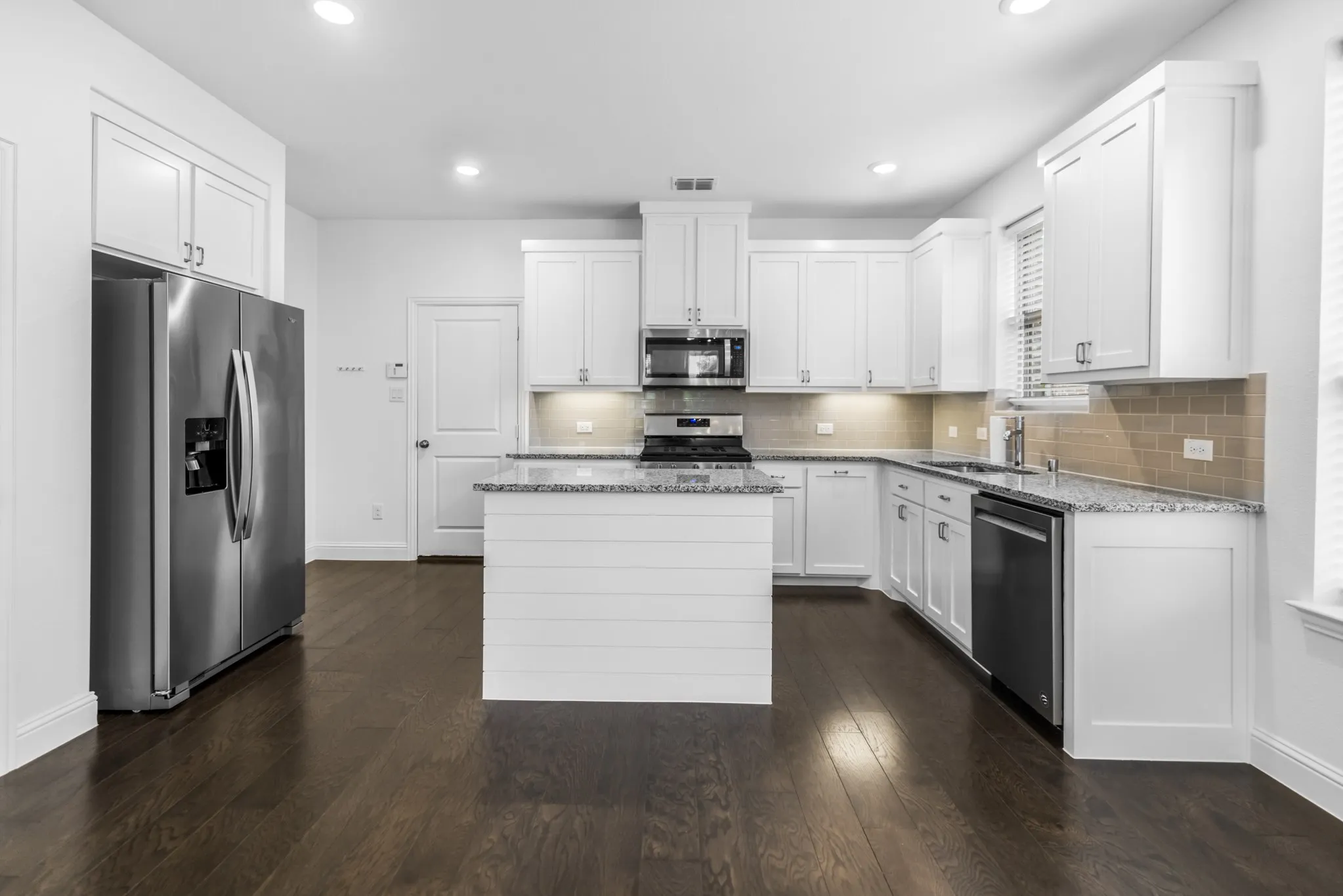 Townhouse For Sale in Tarrant County , 4611 Smokey Quartz Lane, Arlington, Texas 76005, 3 Bedroom, 3 Bathroom, 2 Garage spaces, 2,058 Sqft, built in 2020, mls#21265231, Real Estate Agent in Arlington, Homes For Sale in Tarrant county, Homes For Sale in Arlington, Realtor in Arlington Texas, Real Estate Brokerage Independent Realty Texas, Luminita Cordes Realtor