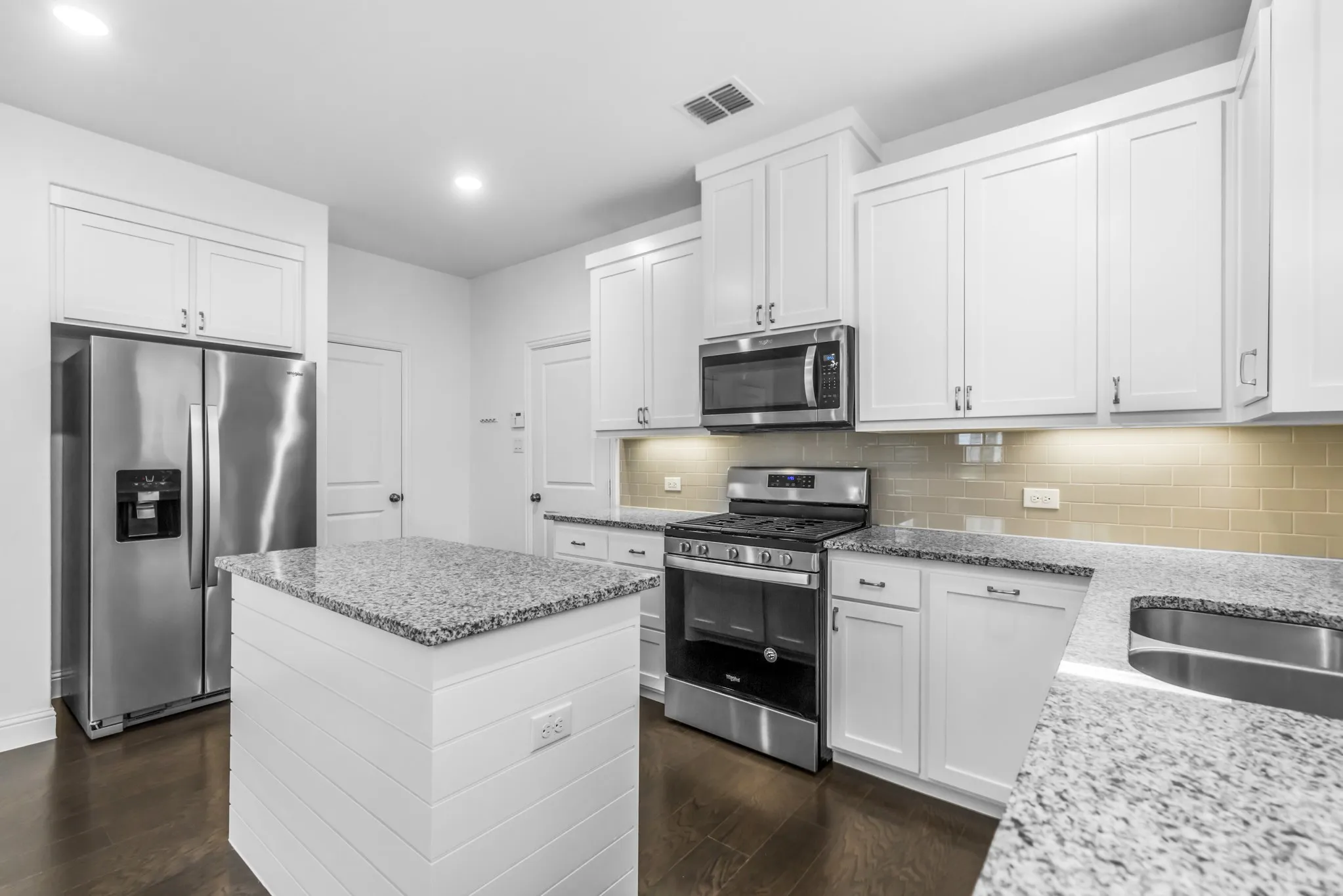 Townhouse For Sale in Tarrant County , 4611 Smokey Quartz Lane, Arlington, Texas 76005, 3 Bedroom, 3 Bathroom, 2 Garage spaces, 2,058 Sqft, built in 2020, mls#21265231, Real Estate Agent in Arlington, Homes For Sale in Tarrant county, Homes For Sale in Arlington, Realtor in Arlington Texas, Real Estate Brokerage Independent Realty Texas, Luminita Cordes Realtor