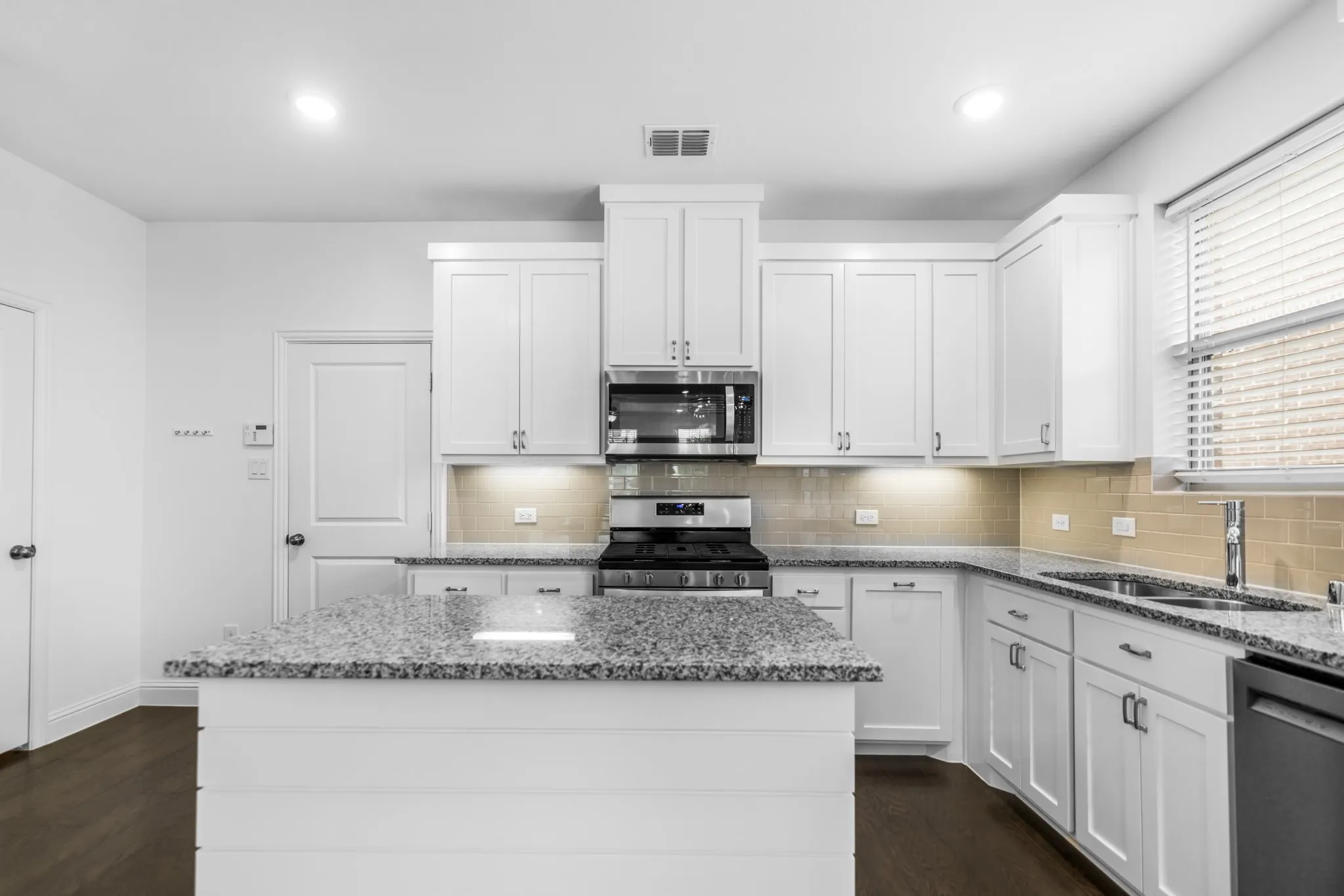Townhouse For Sale in Tarrant County , 4611 Smokey Quartz Lane, Arlington, Texas 76005, 3 Bedroom, 3 Bathroom, 2 Garage spaces, 2,058 Sqft, built in 2020, mls#21265231, Real Estate Agent in Arlington, Homes For Sale in Tarrant county, Homes For Sale in Arlington, Realtor in Arlington Texas, Real Estate Brokerage Independent Realty Texas, Luminita Cordes Realtor