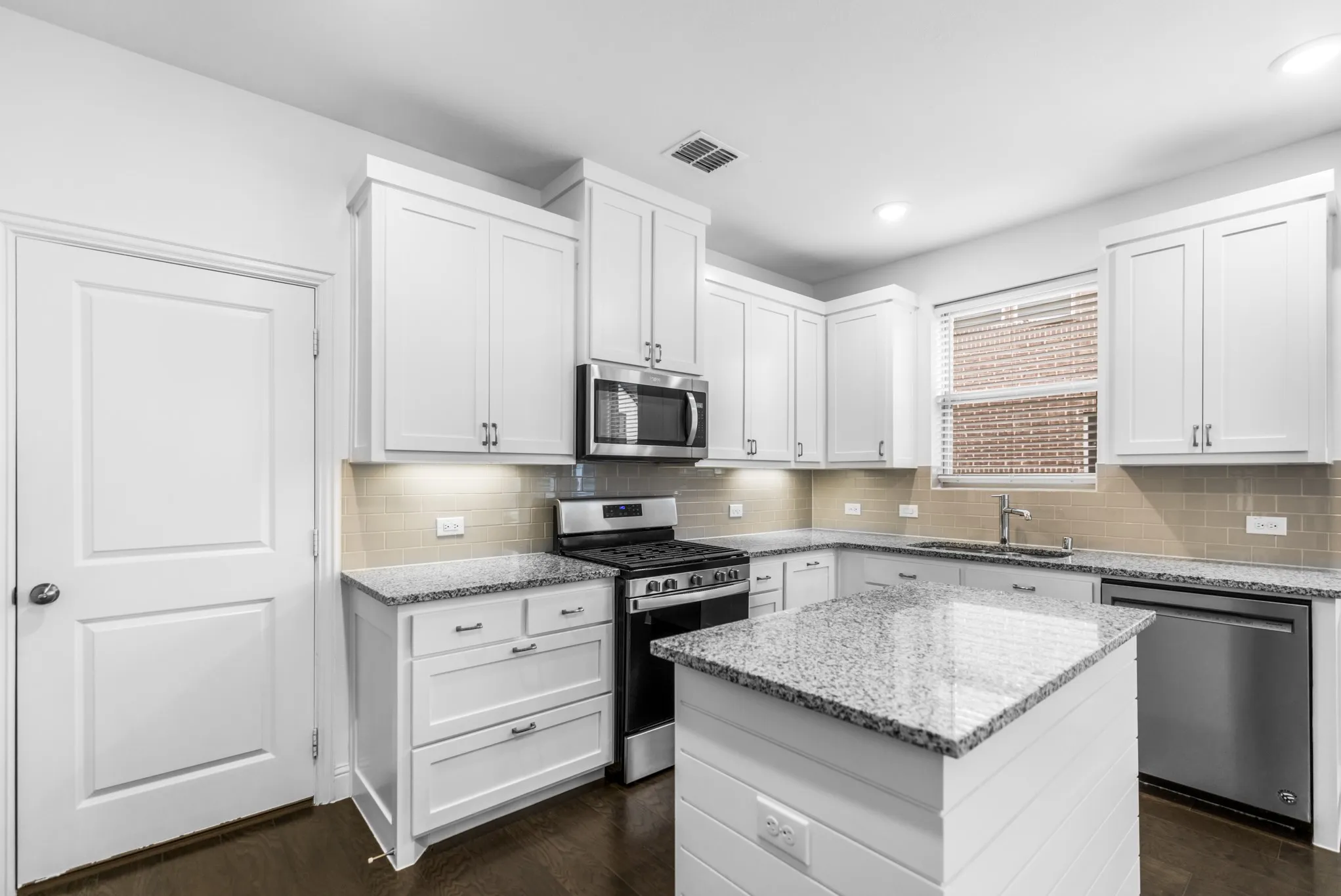Townhouse For Sale in Tarrant County , 4611 Smokey Quartz Lane, Arlington, Texas 76005, 3 Bedroom, 3 Bathroom, 2 Garage spaces, 2,058 Sqft, built in 2020, mls#21265231, Real Estate Agent in Arlington, Homes For Sale in Tarrant county, Homes For Sale in Arlington, Realtor in Arlington Texas, Real Estate Brokerage Independent Realty Texas, Luminita Cordes Realtor