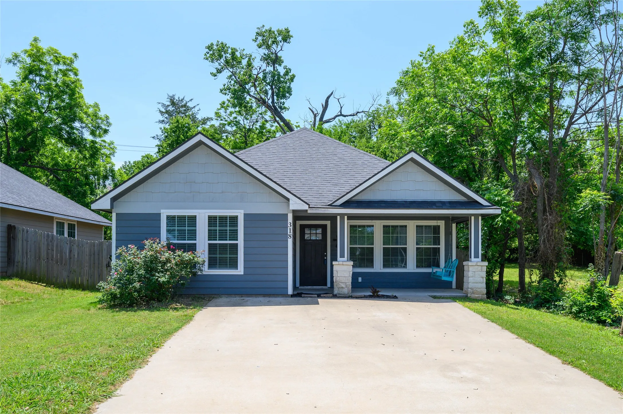 Single Family Residence For Sale in Grayson County , 318 E Munson Street, Denison, Texas 75021, 3 Bedroom, 2 Bathroom, Garage spaces, 1,320 Sqft, built in 2019, mls#21230670, Real Estate Agent in Denison, Homes For Sale in Grayson county, Homes For Sale in Denison, Realtor in Denison Texas, Real Estate Brokerage Independent Realty Texas, Luminita Cordes Realtor