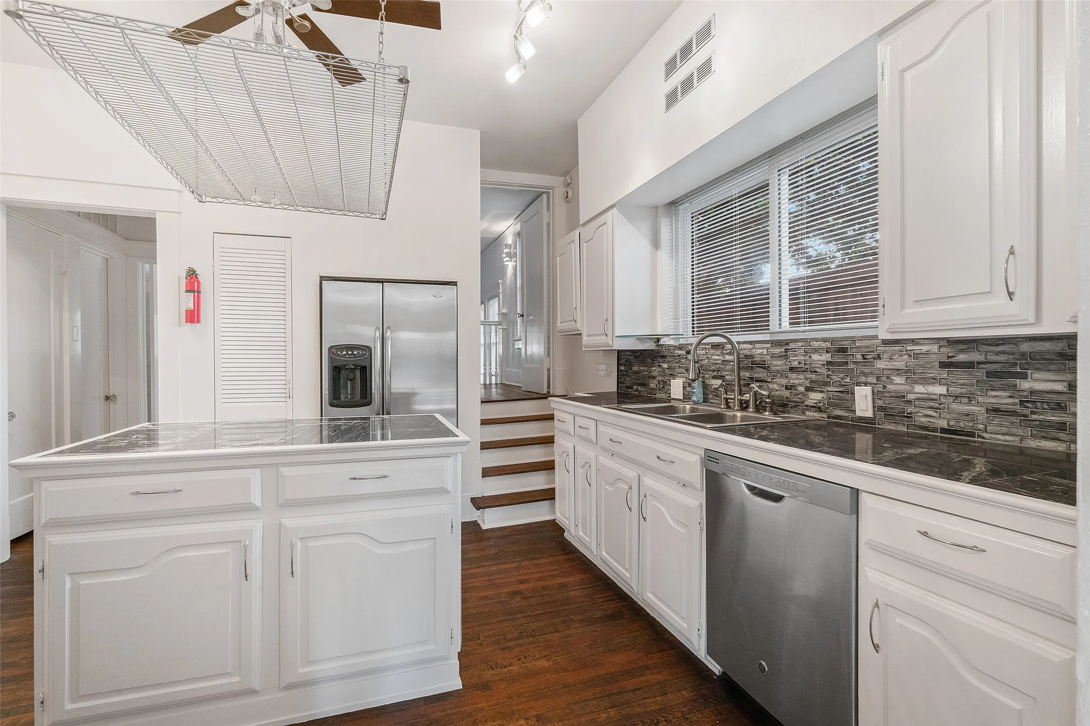 Single Family Residence For Rent in Dallas County , 4313 avondale Avenue, Dallas, Texas 75219, 4 Bedroom, 2 Bathroom, Garage spaces, 2,832 Sqft, built in 1929, mls#21265333, Real Estate Agent in Dallas, Homes For Rent in Dallas county, Homes For Rent in Dallas, Realtor in Dallas Texas, Real Estate Brokerage Independent Realty Texas, Luminita Cordes Realtor